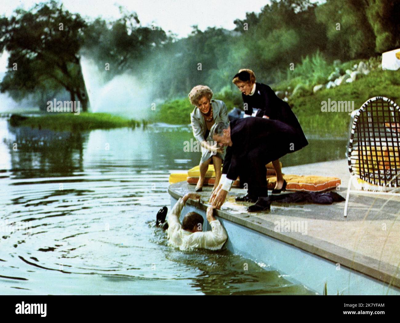 Brian Keith & Leo G. Carroll Film: The Parent Trap (USA 1961) Charaktere: Mitch Evers & Regie: David Swift 12 June 1961 **WARNUNG** Dieses Foto ist nur für redaktionelle Zwecke bestimmt und unterliegt dem Copyright von DISNEY und/oder dem Fotografen, der von der Film- oder Produktionsfirma beauftragt wurde, und kann nur von Publikationen im Zusammenhang mit der Bewerbung des oben genannten Films reproduziert werden. Eine obligatorische Gutschrift an DISNEY ist erforderlich. Der Fotograf sollte auch bei Bekanntwerden des Fotos gutgeschrieben werden. Ohne schriftliche Genehmigung der Film Company kann keine kommerzielle Nutzung gewährt werden. Stockfoto