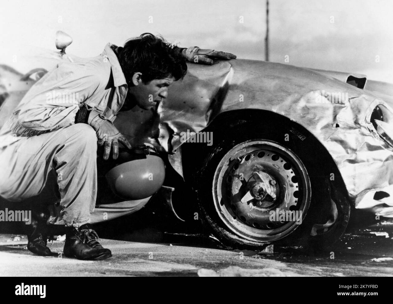 Bill Travers Film The Green Helmet (1961) Charaktere: Rafferty Regie: Michael Forlong 20. April 1961 **WARNUNG** dieses Foto ist nur für redaktionelle Zwecke bestimmt und unterliegt dem Copyright von METRO-GOLDWYN-MAYER und/oder dem Fotografen, der von der Film- oder Produktionsgesellschaft beauftragt wurde. Es kann nur durch Veröffentlichungen in Verbindung mit der Werbung für den obigen Film reproduziert werden. Es ist eine obligatorische Gutschrift für METRO-GOLDWYN-MAYER erforderlich. Der Fotograf sollte ebenfalls angerechnet werden, wenn er bekannt ist. Ohne schriftliche Genehmigung der Film Company kann keine kommerzielle Nutzung gewährt werden. Stockfoto