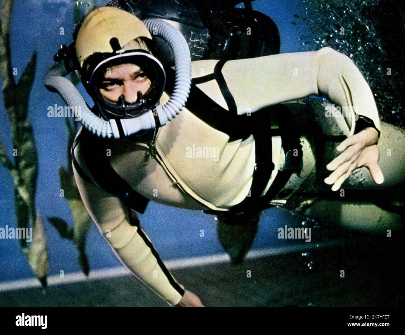 Regis Toomey Film: Voyage to the Bottom of the Sea (USA 1961) Charaktere: Dr. Jamieson Regie: Irwin Allen 12 July 1961 **WARNUNG** Dieses Foto ist nur für den redaktionellen Gebrauch bestimmt und unterliegt dem Copyright von IRWIN ALLEN PRODUCTIONS und/oder dem von der Film- oder Produktionsfirma beauftragten Fotografen.Es kann nur von Publikationen im Zusammenhang mit der Bewerbung des oben genannten Films reproduziert werden. Eine obligatorische Gutschrift an IRWIN ALLEN PRODUCTIONS ist erforderlich. Der Fotograf sollte auch bei Bekanntwerden des Fotos gutgeschrieben werden. Ohne schriftliche Genehmigung der Film Company kann keine kommerzielle Nutzung gewährt werden. Stockfoto