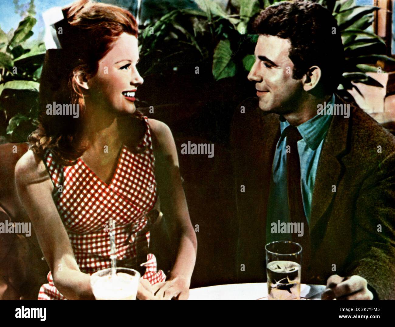 Pamela Tiffin & Anthony Franciosa Film: The Pleasure Seekers (USA 1964) Charaktere: Susie Higgins & Emilio Lacayo / Literaturverfilmung (nach dem Buch von John H. Secondari) Regie: Jean Negulesco 25 December 1964 **WARNUNG** Dieses Foto ist nur für den redaktionellen Gebrauch bestimmt und unterliegt dem Copyright von 20. CENTURY FOX und/oder des Fotografen, der von der Film- oder Produktionsfirma beauftragt wurde, und kann nur durch Publikationen im Zusammenhang mit der Bewerbung des oben genannten Films reproduziert werden. Eine obligatorische Gutschrift an 20. CENTURY FOX ist erforderlich. Der Fotograf sollte auch bei Bekanntwerden des Fotos gutgeschrieben werden. Keine Werbung Stockfoto