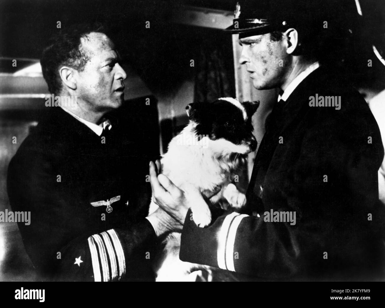 Van Heflin & John Ericson Film Under Ten Flags (1960) Charaktere: Captain Bernhard Rogge & Kruger Regie: Duilio Coletti 01. Juni 1960 **WARNUNG** dieses Foto ist nur für redaktionelle Zwecke bestimmt und unterliegt dem Urheberrecht von PARAMOUNT und/oder dem Fotografen, der von der Film or Production Company zugewiesen wurde. Es kann nur durch Veröffentlichungen in Verbindung mit der Werbung für den obigen Film reproduziert werden. Es ist eine obligatorische Gutschrift bis ÜBERGEORDNETEN BETRAG erforderlich. Der Fotograf sollte ebenfalls angerechnet werden, wenn er bekannt ist. Ohne schriftliche Genehmigung der Film Company kann keine kommerzielle Nutzung gewährt werden. Stockfoto