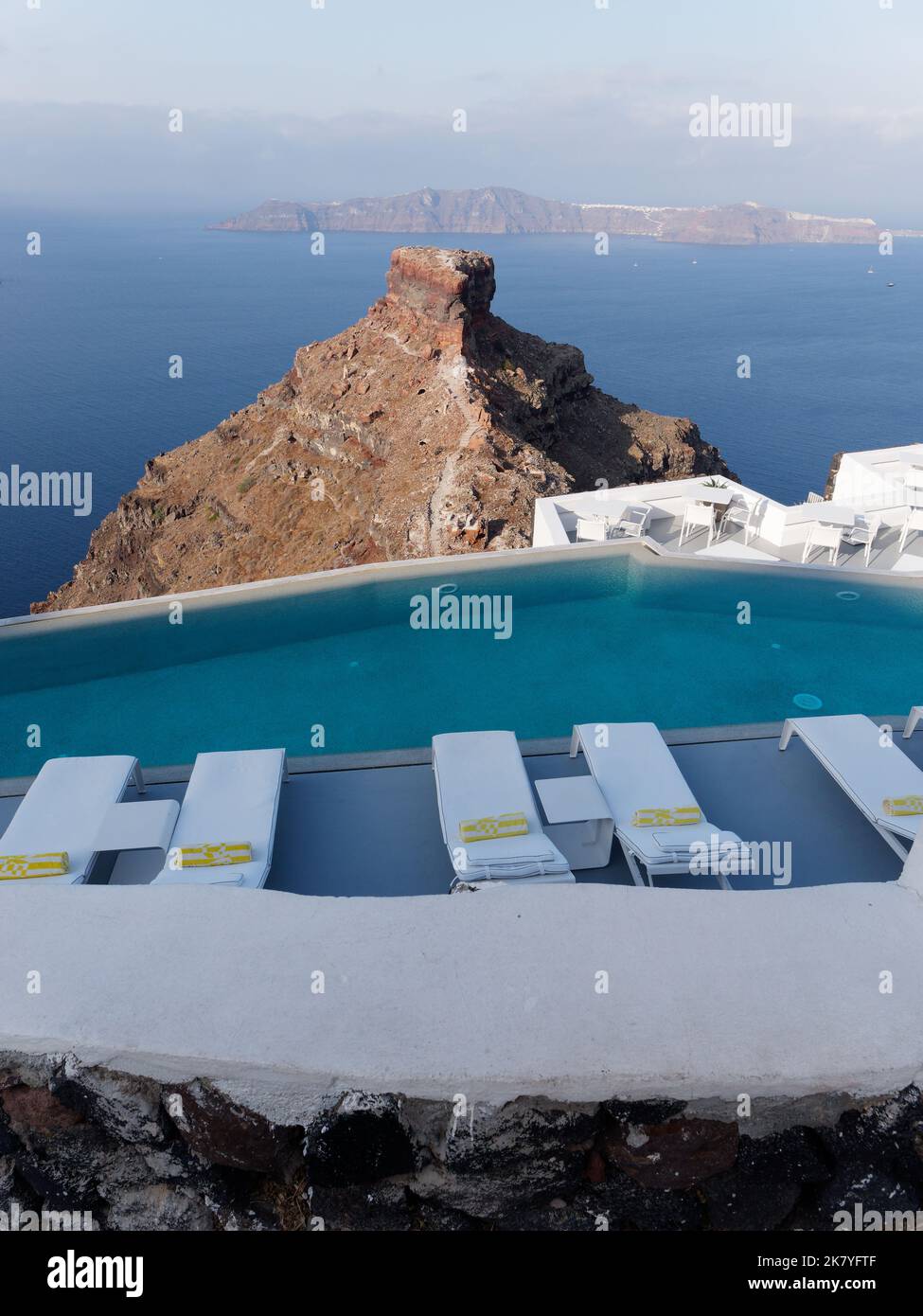 Skaros Rock mit Hotelschwimmbad im Vordergrund. Griechische Kykladen-Insel Santorin in der Ägäis. Stockfoto