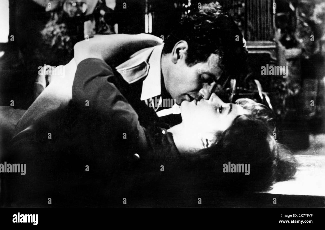 Mark Damon & Eleonora Brown Film The Young the Evil and the Savage (1968) Charaktere: Richard Barrett & Lucille Regie: Antonio Margheriti 20. Februar 1968 **WARNUNG** dieses Foto ist nur für redaktionelle Zwecke bestimmt und unterliegt dem Copyright von BGA und/oder dem Fotografen, der von der Film or Production Company zugewiesen wurde. Es kann nur durch Veröffentlichungen in Verbindung mit der Werbung für den oben genannten Film reproduziert werden. Eine obligatorische Gutschrift an BGA ist erforderlich. Der Fotograf sollte ebenfalls angerechnet werden, wenn er bekannt ist. Ohne schriftliche Genehmigung der Film Company kann keine kommerzielle Nutzung gewährt werden. Stockfoto