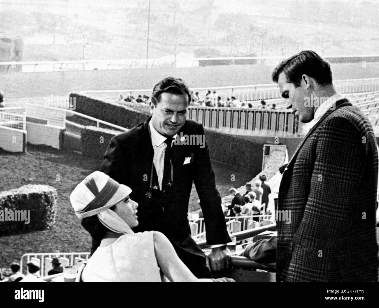 Suzanne Pleshette, Ralph Meeker & Ty Hardin Film: Wall Of Noise (1960) Charaktere: Laura Rubio,Matt Rubio & Joel Tarrant Regie: Richard Wilson, 04. September 1963 **WARNUNG** Dieses Foto ist nur für redaktionelle Zwecke bestimmt und unterliegt dem Copyright von WARNER BRO und/oder des Fotografen, der von der Film- oder Produktionsfirma beauftragt wurde, und kann nur von Publikationen im Zusammenhang mit der Bewerbung des oben genannten Films reproduziert werden. Eine obligatorische Gutschrift an WARNER BRO ist erforderlich. Der Fotograf sollte auch bei Bekanntwerden des Fotos gutgeschrieben werden. Ohne schriftliche Genehmigung der Film Company kann keine kommerzielle Nutzung gewährt werden. Stockfoto