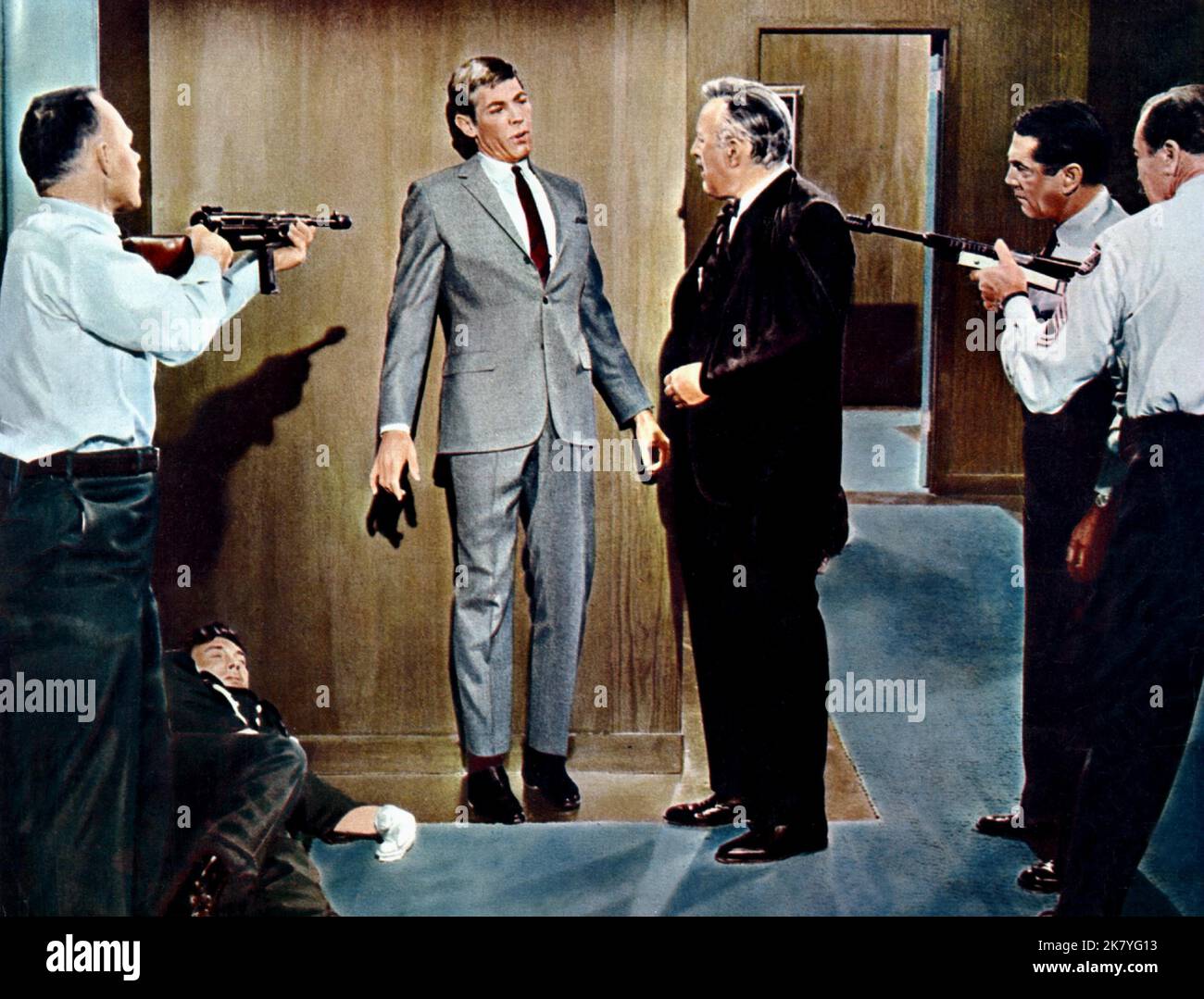 James Coburn & Lee J. Cobb Film: Unser Mann Flint (1966) Charaktere: Derek Flint & Cramden Regie: Daniel Mann 16 January 1966 **WARNUNG** Dieses Foto ist nur für redaktionelle Verwendung bestimmt und unterliegt dem Copyright von 20 CENTURY FOX und/oder des Fotografen, der von der Film- oder Produktionsfirma beauftragt wurde, und kann nur durch Publikationen im Zusammenhang mit der Bewerbung des oben genannten Films reproduziert werden. Eine obligatorische Gutschrift an 20 CENTURY FOX ist erforderlich. Der Fotograf sollte auch bei Bekanntwerden des Fotos gutgeschrieben werden. Ohne schriftliche Genehmigung der Film Company kann keine kommerzielle Nutzung gewährt werden. Stockfoto