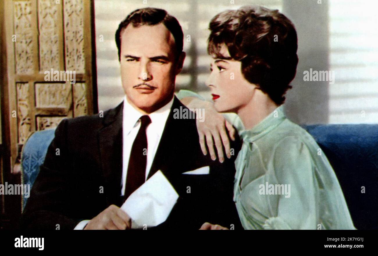 Marlon Brando & Sandra Church Film: The Ugly American (1961) Charaktere: Botschafter Harrison Carter MacWhite & Marion MacWhite Regie: George Englund 02. April 1963 **WARNUNG** Dieses Foto ist nur für redaktionelle Verwendung bestimmt und unterliegt dem Copyright von UNIVERSAL und/oder dem von der Film- oder Produktionsfirma beauftragten Fotografen und kann nur durch Publikationen im Zusammenhang mit der Bewerbung des oben genannten Films reproduziert werden. Eine obligatorische Gutschrift an UNIVERSAL ist erforderlich. Der Fotograf sollte auch bei Bekanntwerden des Fotos gutgeschrieben werden. Ohne schriftliche Genehmigung der Film Company kann keine kommerzielle Nutzung gewährt werden. Stockfoto