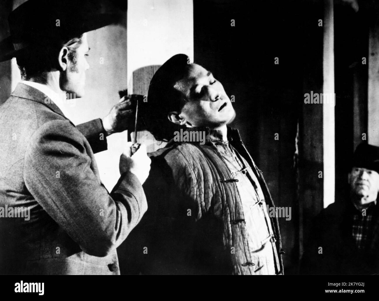 Jack Lord & James Shigeta Film Walk Like A Dragon (1966) Charaktere: Lincoln 'Linc' Bartlett & Cheng Lu Regie: James Clavell 01. Juni 1960 **WARNUNG** dieses Foto ist nur für redaktionelle Zwecke bestimmt und unterliegt dem Urheberrecht von PARAMOUNT und/oder dem Fotografen, der von der Film or Production Company zugewiesen wurde. Es ist eine obligatorische Gutschrift bis ÜBERGEORDNETEN BETRAG erforderlich. Der Fotograf sollte ebenfalls angerechnet werden, wenn er bekannt ist. Ohne schriftliche Genehmigung der Film Company kann keine kommerzielle Nutzung gewährt werden. Stockfoto