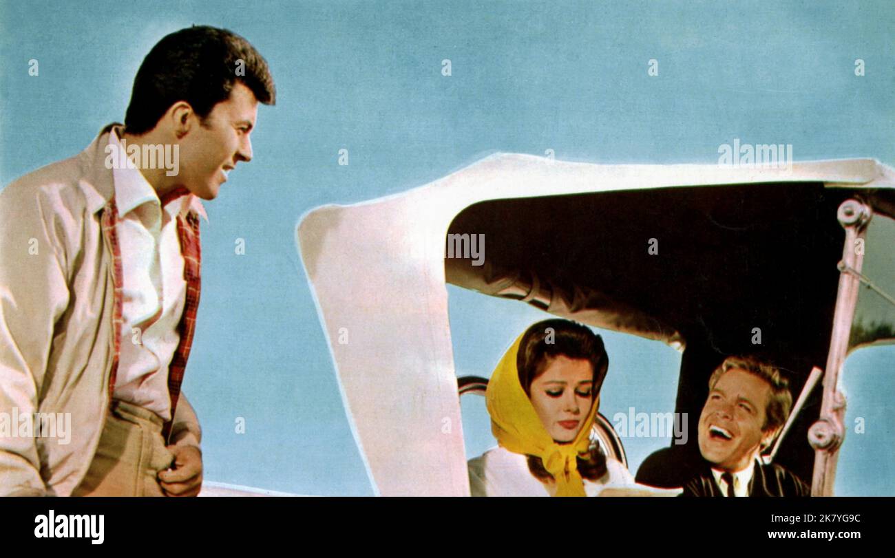 James Darren, Pamela Tiffin & Doug McClure Film The Lively Set (1964) Charaktere: Casey Owens, Eadie Manning & Chuck Manning Regisseur: Jack Arnold 14. Oktober 1964 **WARNUNG** dieses Foto ist nur für redaktionelle Zwecke bestimmt und unterliegt dem Urheberrecht von UNIVERSAL und/oder dem Fotografen, der von der Film or Production Company zugewiesen wurde. Eine obligatorische Gutschrift für UNIVERSAL ist erforderlich. Der Fotograf sollte ebenfalls angerechnet werden, wenn er bekannt ist. Ohne schriftliche Genehmigung der Film Company kann keine kommerzielle Nutzung gewährt werden. Stockfoto