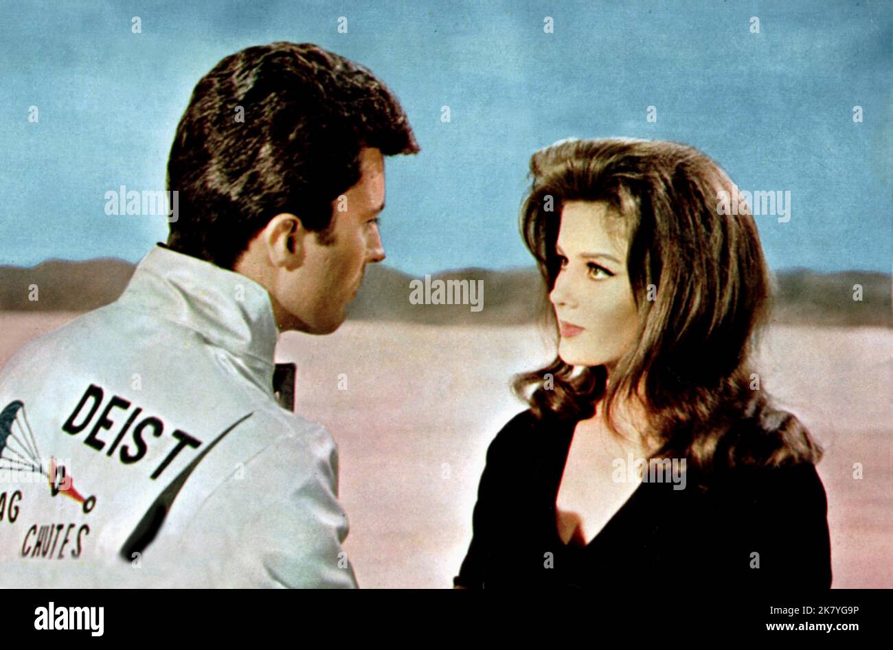 James Darren & Pamela Tiffin Film The Lively Set (1960) Charaktere: Casey Owens & Eadie Manning Regie: Jack Arnold 14. Oktober 1964 **WARNUNG** dieses Foto ist nur für redaktionelle Zwecke bestimmt und unterliegt dem Urheberrecht von UNIVERSAL und/oder dem Fotografen, der von der Film or Production Company zugewiesen wurde und kann nur durch Veröffentlichungen in Verbindung mit der Werbung für den oben genannten Film reproduziert werden. Eine obligatorische Gutschrift für UNIVERSAL ist erforderlich. Der Fotograf sollte ebenfalls angerechnet werden, wenn er bekannt ist. Ohne schriftliche Genehmigung der Film Company kann keine kommerzielle Nutzung gewährt werden. Stockfoto