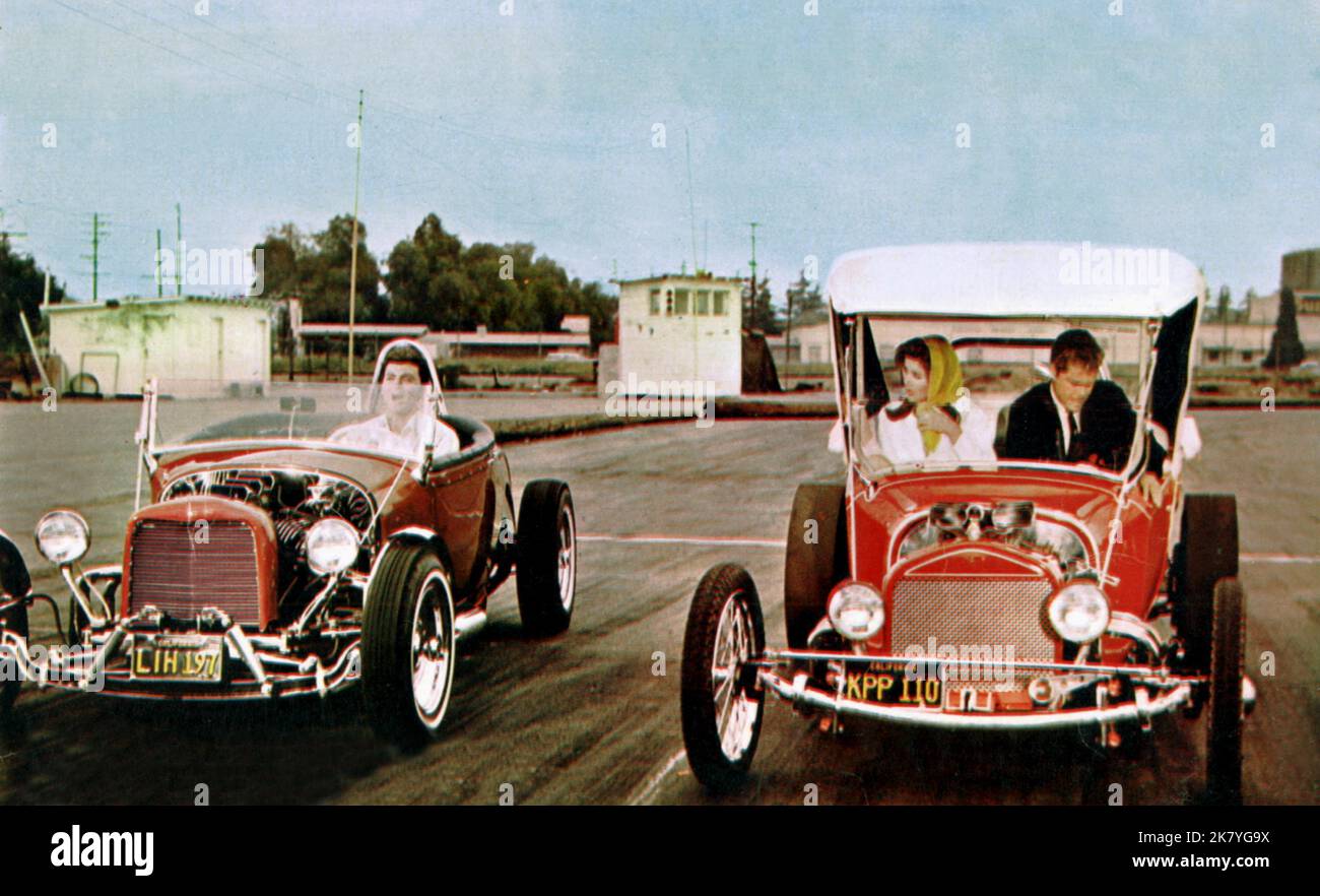 James Darren, Pamela Tiffin & Doug McClure Film The Lively Set (1964) Charaktere: Casey Owens, Eadie Manning & Chuck Manning Regisseur: Jack Arnold 14. Oktober 1964 **WARNUNG** dieses Foto ist nur für redaktionelle Zwecke bestimmt und unterliegt dem Urheberrecht von UNIVERSAL und/oder dem Fotografen, der von der Film or Production Company zugewiesen wurde. Eine obligatorische Gutschrift für UNIVERSAL ist erforderlich. Der Fotograf sollte ebenfalls angerechnet werden, wenn er bekannt ist. Ohne schriftliche Genehmigung der Film Company kann keine kommerzielle Nutzung gewährt werden. Stockfoto