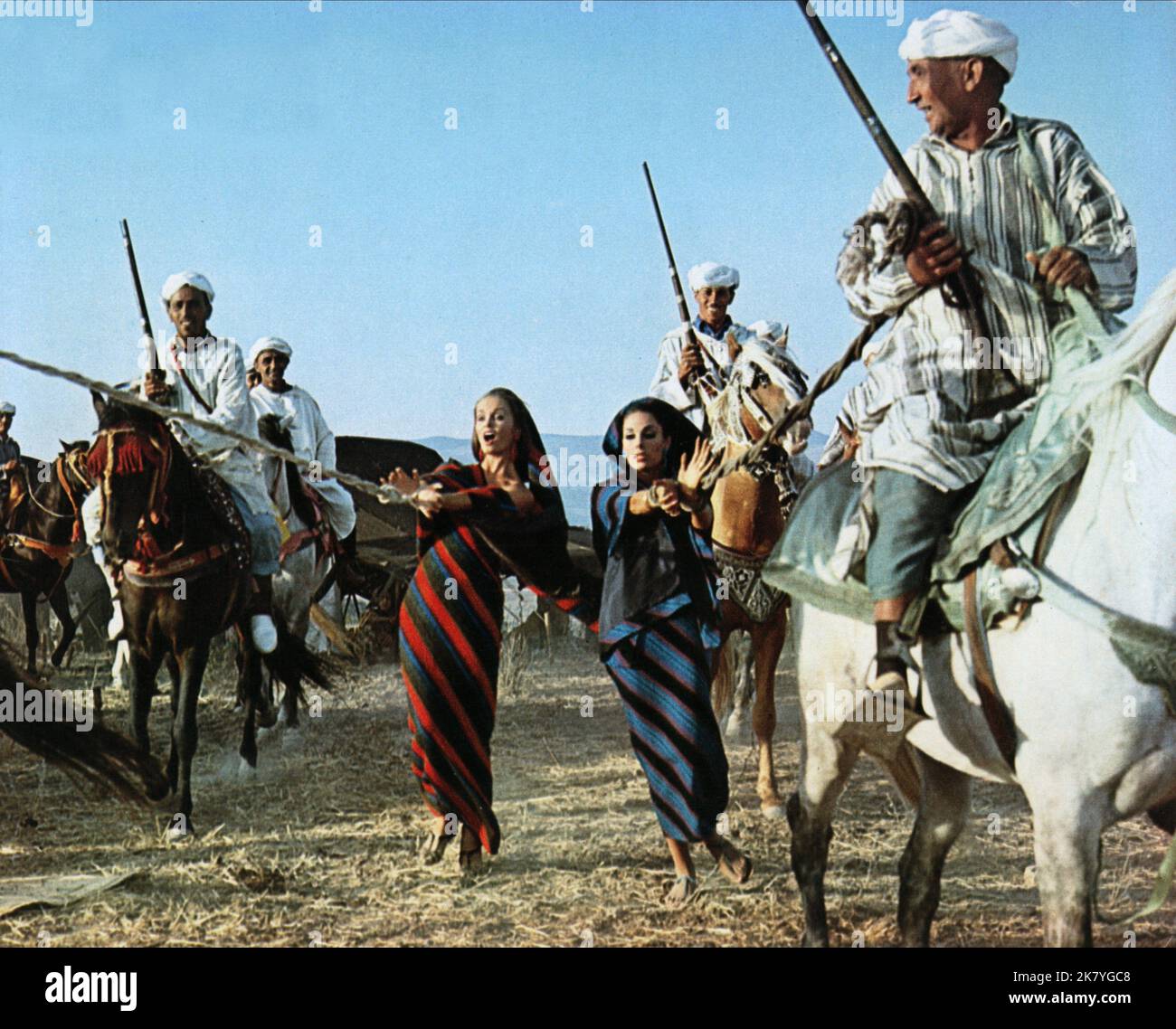 Movie Scene Film: Maroc 7 (1967) Regie: Gary O'Hara 22 March 1967 **WARNUNG** Dieses Foto ist nur für den redaktionellen Gebrauch bestimmt und unterliegt dem Copyright von RANK und/oder des Fotografen, der von der Film- oder Produktionsfirma beauftragt wurde, und kann nur von Publikationen im Zusammenhang mit der Bewerbung des oben genannten Films reproduziert werden. Eine obligatorische Gutschrift für RANG ist erforderlich. Der Fotograf sollte auch bei Bekanntwerden des Fotos gutgeschrieben werden. Ohne schriftliche Genehmigung der Film Company kann keine kommerzielle Nutzung gewährt werden. Stockfoto