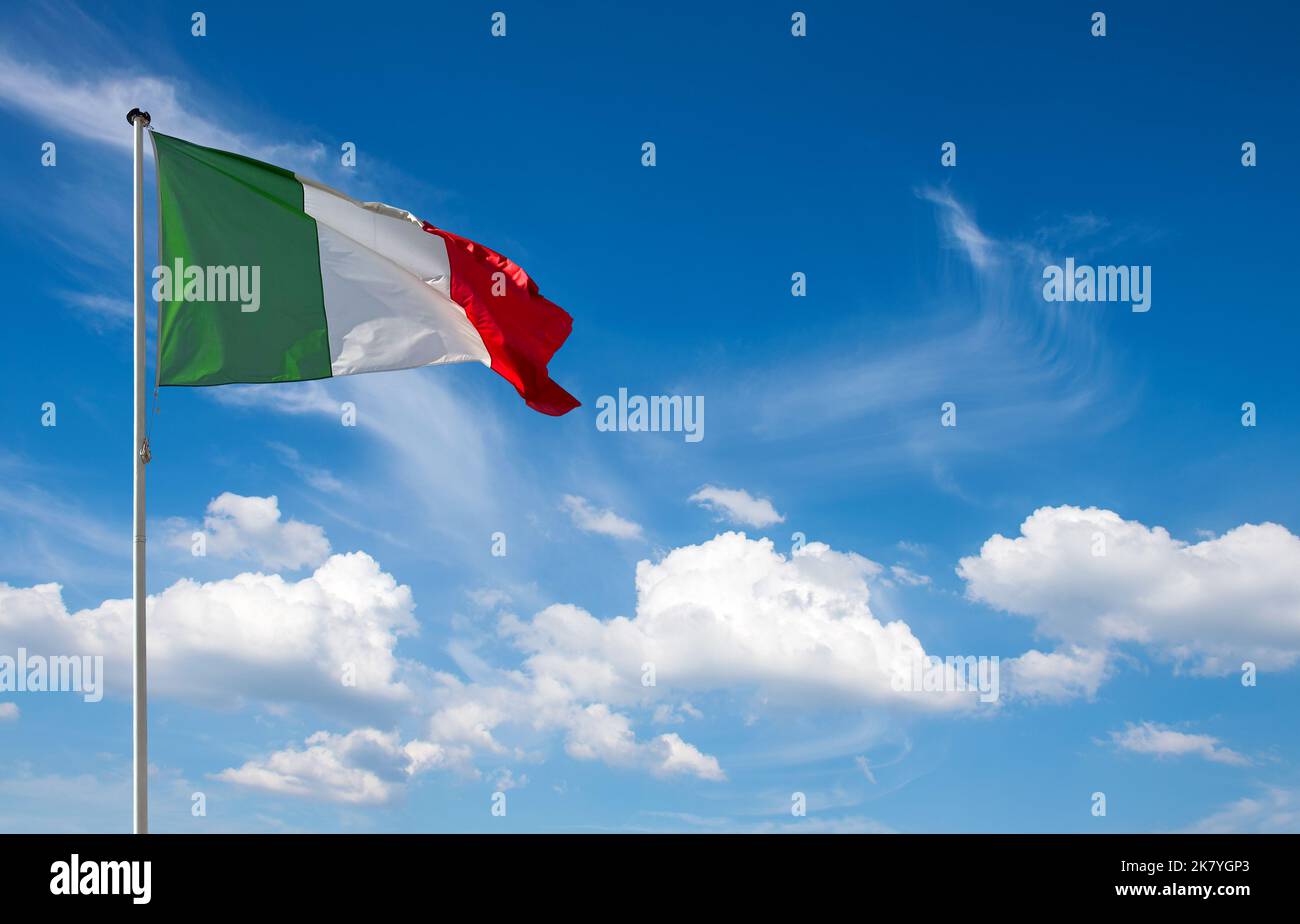Italienische Flagge auf blauem Himmel Hintergrund Stockfoto