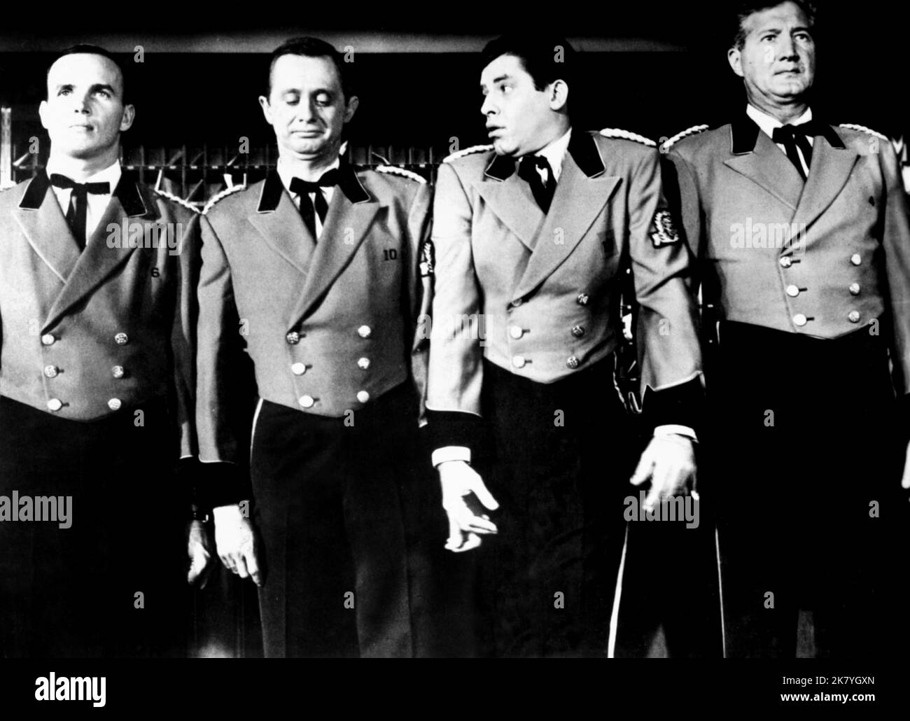 Bob Clayton & Jerry Lewis Film: The Bellboy (USA 1960) Charaktere: Bob, Bell Captain & Stanley Regie: Jerry Lewis 20 July 1960 **WARNUNG** Dieses Foto ist nur für den redaktionellen Gebrauch bestimmt und unterliegt dem Copyright von PARAMOUNT PCITURES und/oder des Fotografen, der von der Film- oder Produktionsfirma beauftragt wurde und kann nur von Publikationen im Zusammenhang mit der Bewerbung des oben genannten Films reproduziert werden. Eine obligatorische Gutschrift für PARAMOUNT PZITURES ist erforderlich. Der Fotograf sollte auch bei Bekanntwerden des Fotos gutgeschrieben werden. Ohne schriftliche Genehmigung der Film Company kann keine kommerzielle Nutzung gewährt werden. Stockfoto