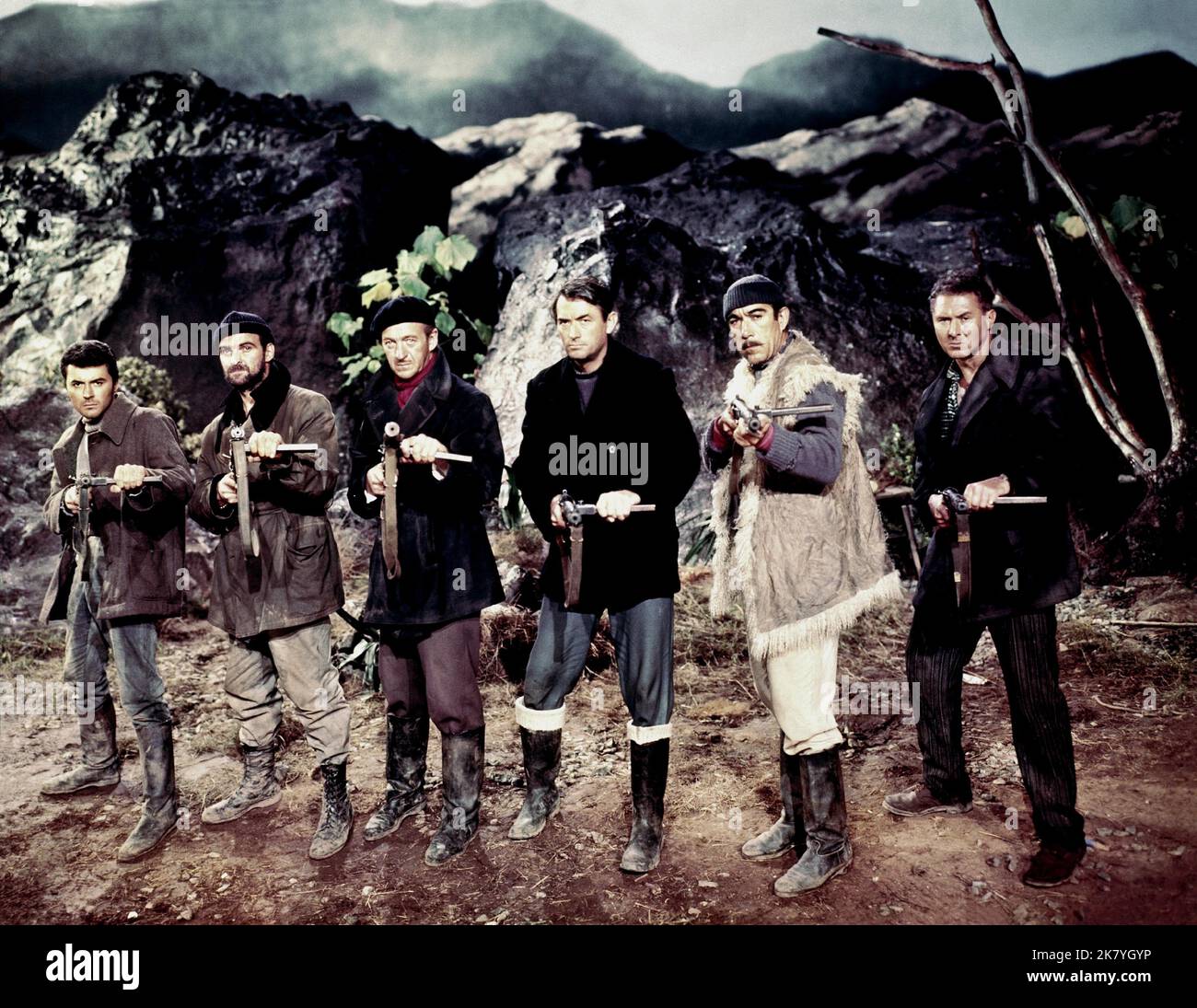 James Darren, Anthony Quayle, David Niven, Gregory Peck, Anthony Quinn & Stanley Baker Film: The Guns Of Navarone (1969) Charaktere: Pvt. Spyros Pappadimos,Maj. Roy Franklin, Cpl. Miller, Kap. Keith Mallory, Col. Andrea Stavros & Pvt. „Metzger“ Brown Regie: J. Lee Thompson 27 April 1961 **WARNUNG** Dieses Foto ist nur für redaktionelle Zwecke bestimmt und unterliegt dem Copyright von COLUMBIA und/oder des Fotografen, der von der Film- oder Produktionsfirma beauftragt wurde, und kann nur von Publikationen im Zusammenhang mit der Bewerbung des oben genannten Films reproduziert werden. Eine obligatorische Gutschrift an COLUMBIA ist erforderlich. Das Foto Stockfoto