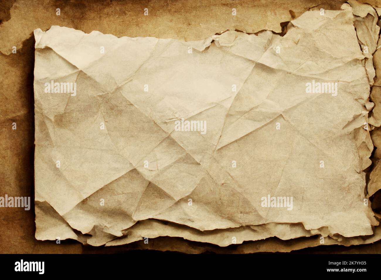 Gealtertes Papier mit abgerissenen Kanten. Grungy Retro-Hintergrund Stockfoto