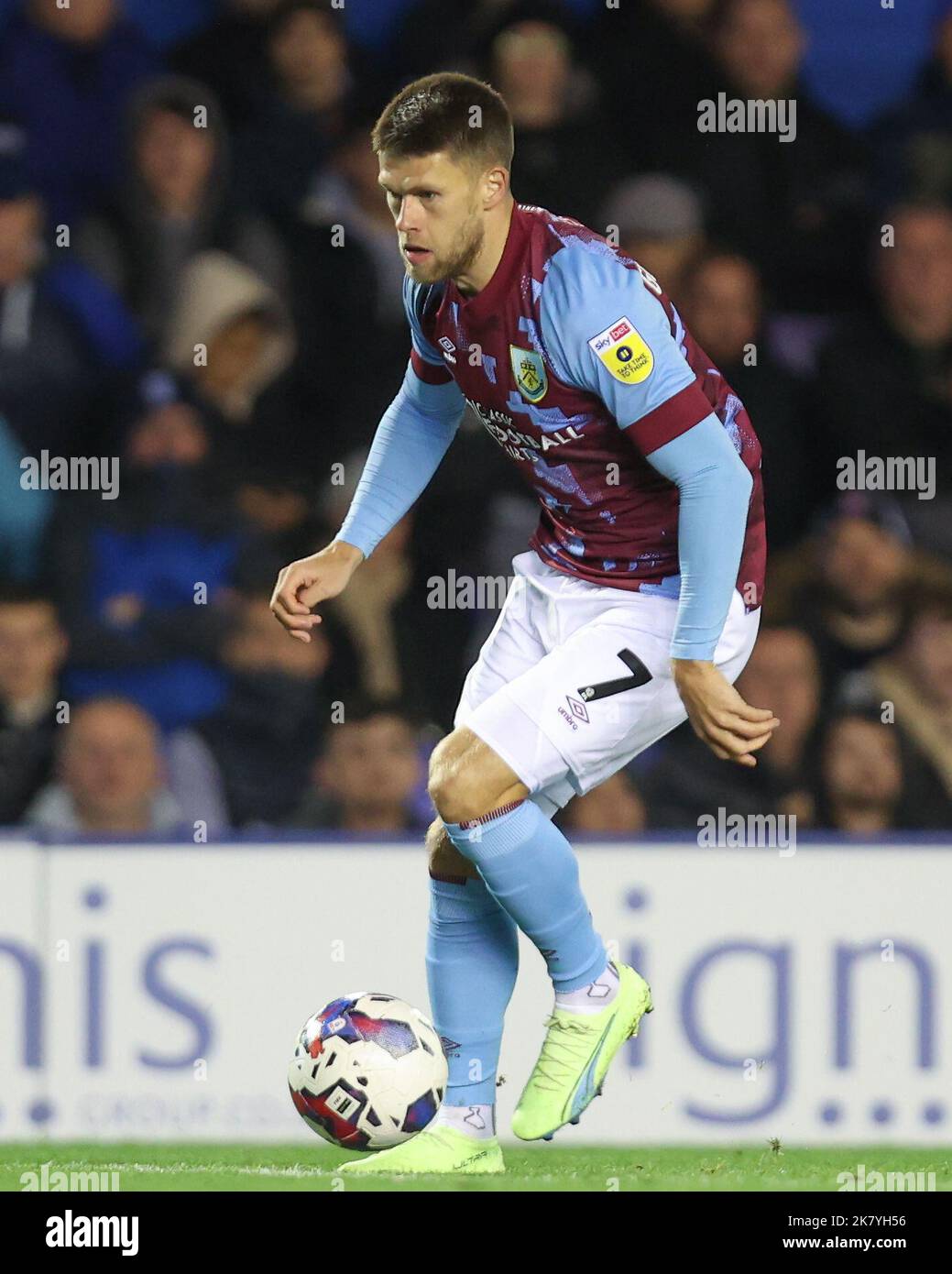 Johann Guomundsson #7 von Burnley während des Sky Bet Championship-Spiels Birmingham City gegen Burnley in St Andrews, Birmingham, Großbritannien, 19.. Oktober 2022 (Foto von Simon Bissett/News Images) Stockfoto