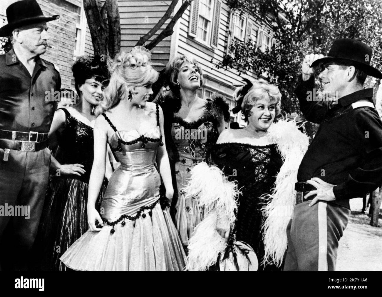 Melvyn Douglas, Yvonne Craig, Stella Stevens, Joan Blondll & Glenn Ford Film: Company of Feighards; Advance to the Rear (1961) Charaktere: Col. Claude Brackenbury,Ora (nicht gutgeschrieben),Martha Lou Williams,Easy Jenny & Capt. Jared Heath Regie: George Marshall 15 April 1964 **WARNUNG** Dieses Foto ist nur für redaktionelle Zwecke bestimmt und unterliegt dem Copyright von MGM und/oder dem Fotografen, der von der Film- oder Produktionsfirma beauftragt wurde, und kann nur durch Publikationen im Zusammenhang mit der Bewerbung des oben genannten Films reproduziert werden. Eine obligatorische Gutschrift an MGM ist erforderlich. Der Fotograf sollte ebenfalls mit wh Stockfoto