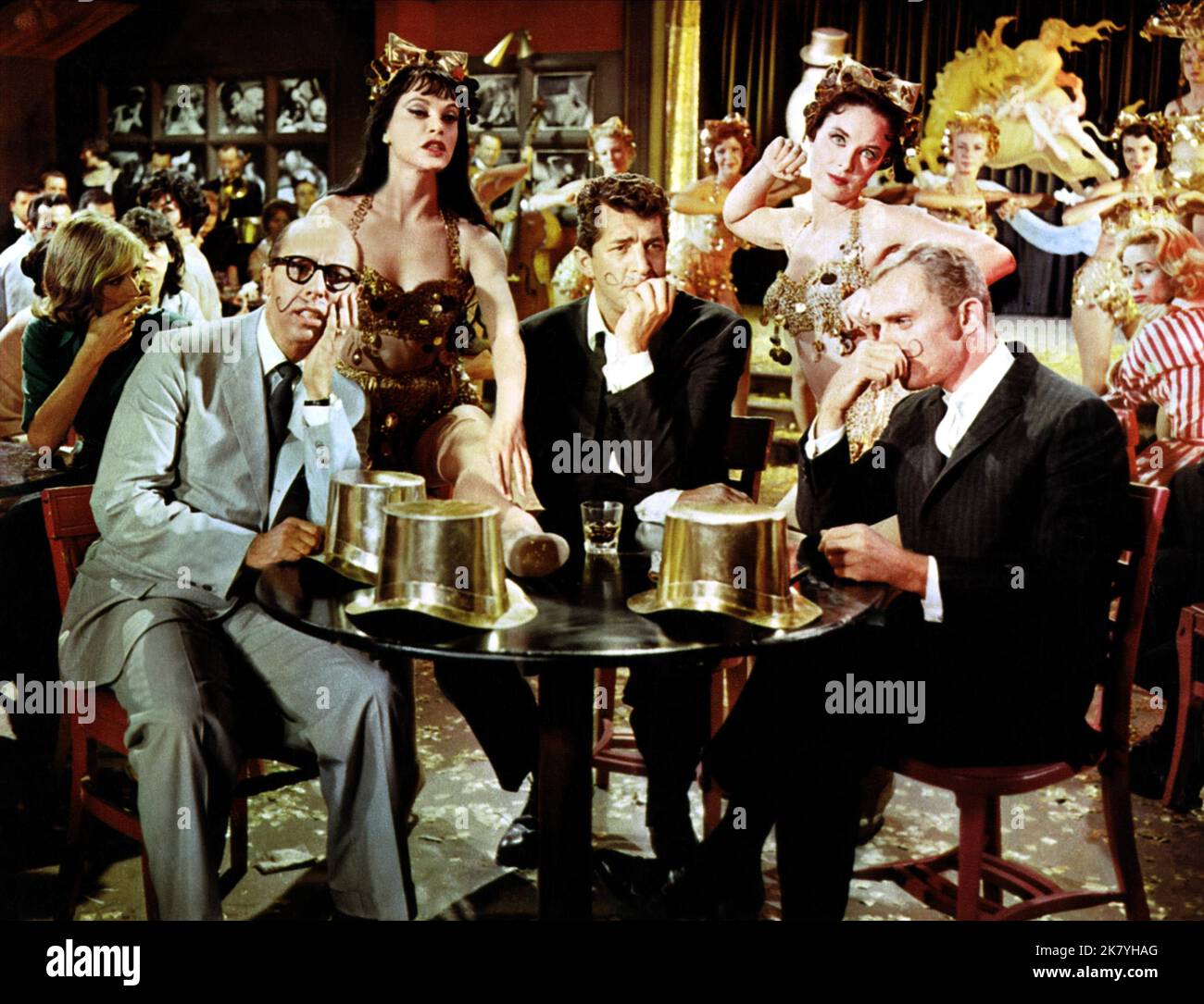 Eddie Foy Jr, Dean Martin & Frank Gorshin Film Bells Are Ringing (1966) Charaktere: Jeffrey Moss & Blake Barton Regie: Vincente Minnelli 20. Juni 1960 **WARNUNG** dieses Foto ist nur für redaktionelle Zwecke bestimmt und unterliegt dem Copyright von MGM und/oder dem Fotografen, der von der Film or Production Company zugewiesen wurde. Eine obligatorische Gutschrift an MGM ist erforderlich. Der Fotograf sollte ebenfalls angerechnet werden, wenn er bekannt ist. Ohne schriftliche Genehmigung der Film Company kann keine kommerzielle Nutzung gewährt werden. Stockfoto
