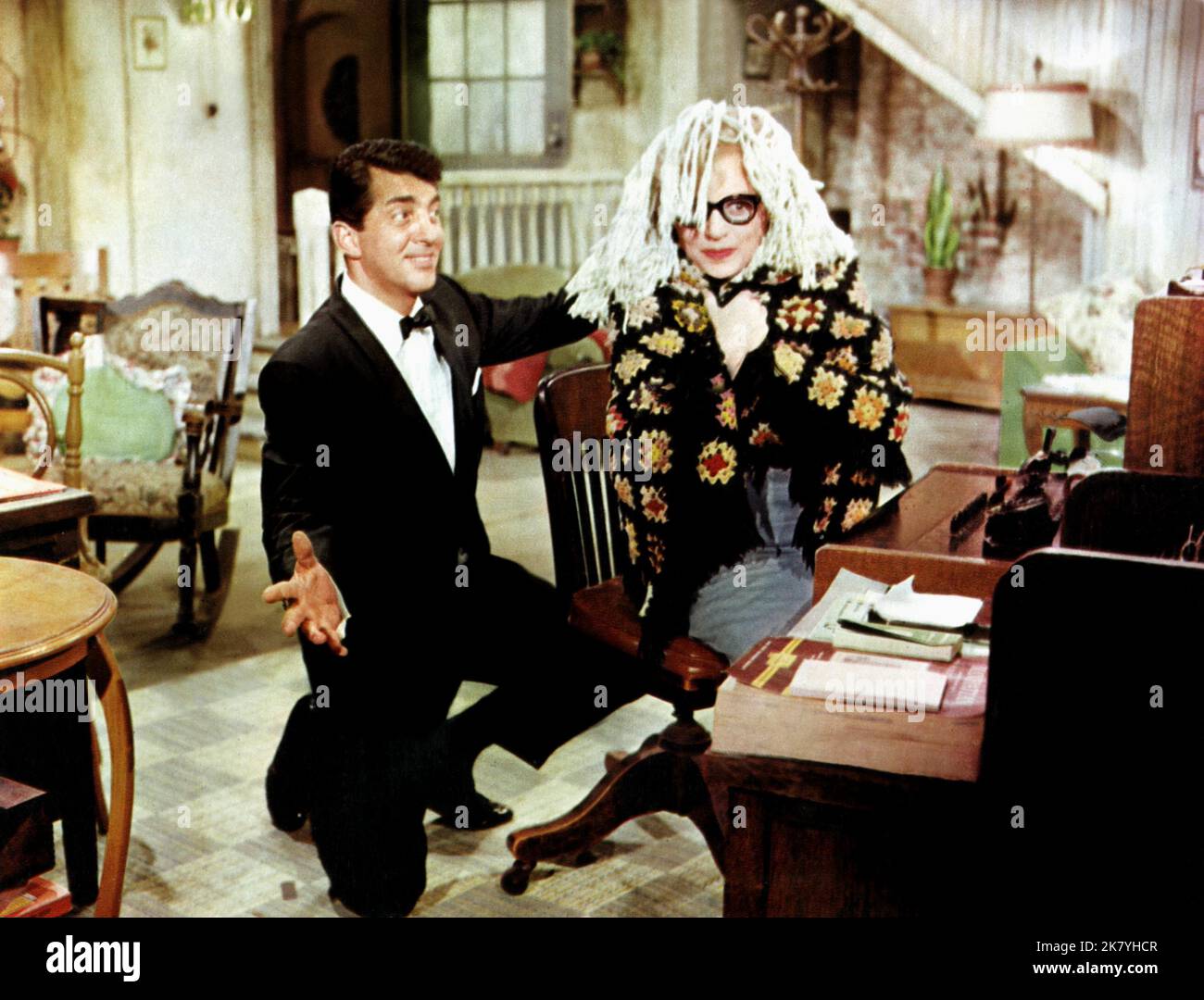 Dean Martin & Judy Holliday Film Bells Are Ringing (1960) Charaktere: Jeffrey Moss & Ella Peterson Regie: Vincente Minnelli 20. Juni 1960 **WARNUNG** dieses Foto ist nur für redaktionelle Zwecke bestimmt und unterliegt dem Copyright von MGM und/oder dem Fotografen, der von der Film or Production Company zugewiesen wurde. Es kann nur durch Veröffentlichungen in Verbindung mit der Werbung für den oben genannten Film reproduziert werden. Eine obligatorische Gutschrift an MGM ist erforderlich. Der Fotograf sollte ebenfalls angerechnet werden, wenn er bekannt ist. Ohne schriftliche Genehmigung der Film Company kann keine kommerzielle Nutzung gewährt werden. Stockfoto