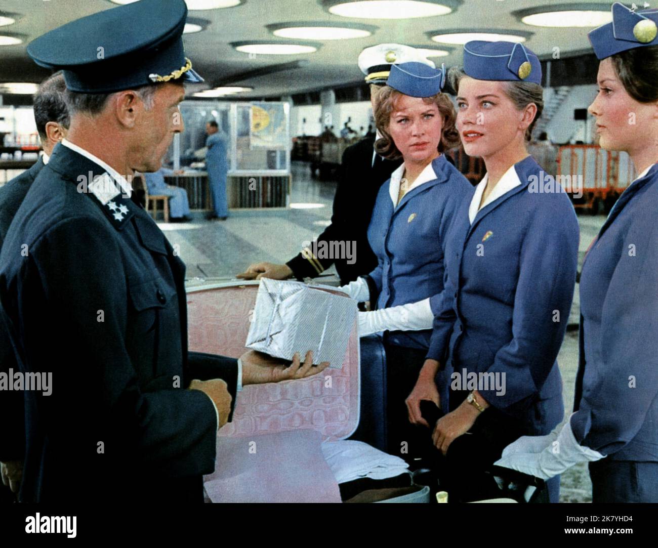Lois Nettleton, Dolores Hart & Pamela Tiffin Film: Come Fly With Me (1963) Charaktere: Hilda 'Bergie' Bergstrom,Donna Stuart & Carol Brewster Regie: Henry Levin 27 March 1963 **WARNUNG** Dieses Foto ist nur für redaktionelle Zwecke bestimmt und unterliegt dem Copyright von MGM und/oder dem Fotografen, der von der Film- oder Produktionsfirma beauftragt wurde, und kann nur durch Publikationen im Zusammenhang mit der Bewerbung des oben genannten Films reproduziert werden. Eine obligatorische Gutschrift an MGM ist erforderlich. Der Fotograf sollte auch bei Bekanntwerden des Fotos gutgeschrieben werden. Ohne schriftliche Genehmigung der Film Company kann keine kommerzielle Nutzung gewährt werden. Stockfoto