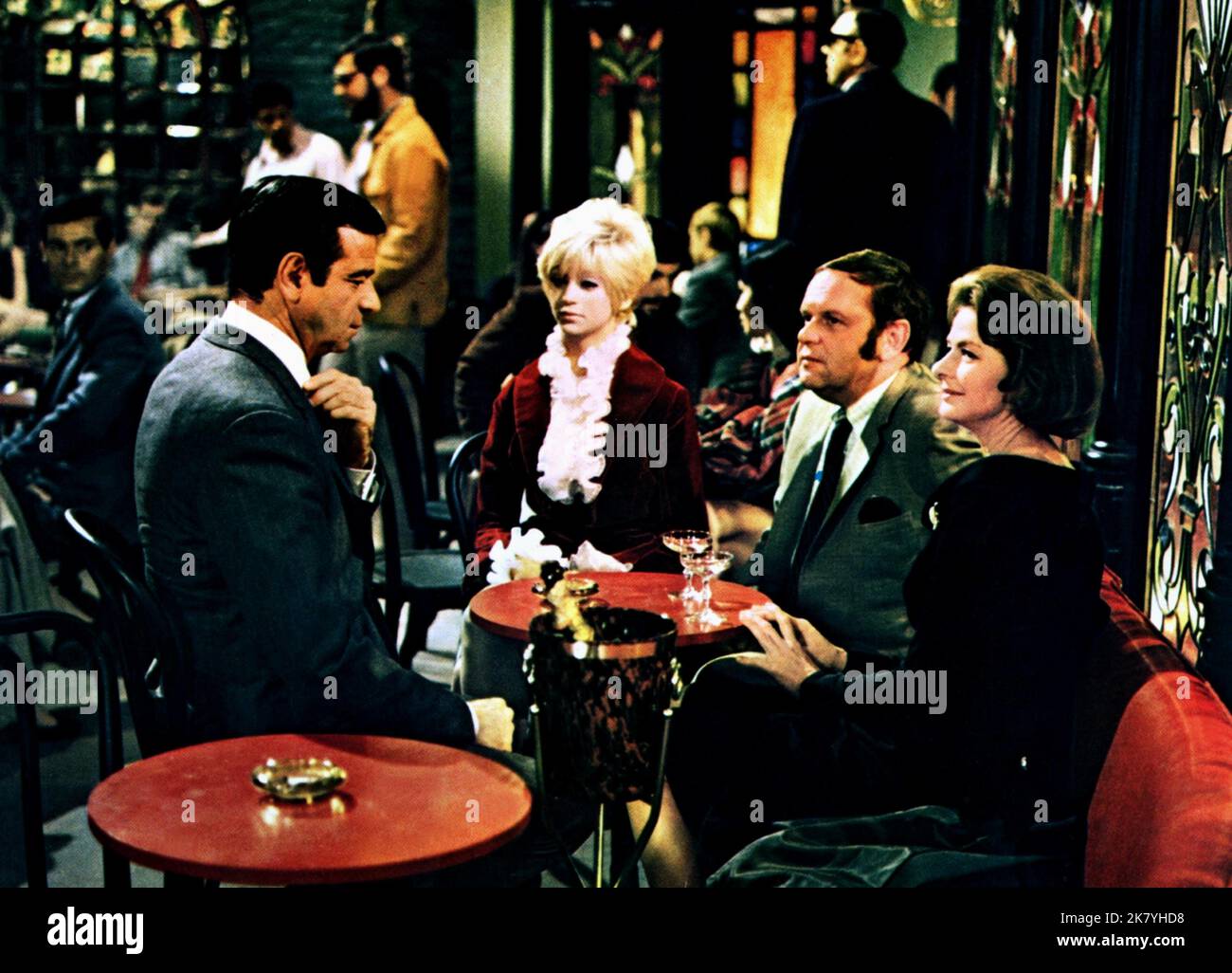 Walter Matthau, Goldie Hawn, Jack Weston & Ingrid Bergman Film: Cactus Flower (USA 1969) Charaktere: Dr. Julian Winston,Toni Simmons,Harvey Greenfield & Stephanie Dickinson Regie: Gene Saks 16 December 1969 **WARNUNG** Dieses Foto ist nur für redaktionelle Zwecke bestimmt und unterliegt dem Copyright von COLUMBIA und/oder dem Fotografen, der von der Film- oder Produktionsfirma beauftragt wurde und darf nur von Publikationen im Zusammenhang mit der Bewerbung des oben genannten Films reproduziert werden. Eine obligatorische Gutschrift an COLUMBIA ist erforderlich. Der Fotograf sollte auch bei Bekanntwerden des Fotos gutgeschrieben werden. Ohne kann keine kommerzielle Nutzung gewährt werden Stockfoto