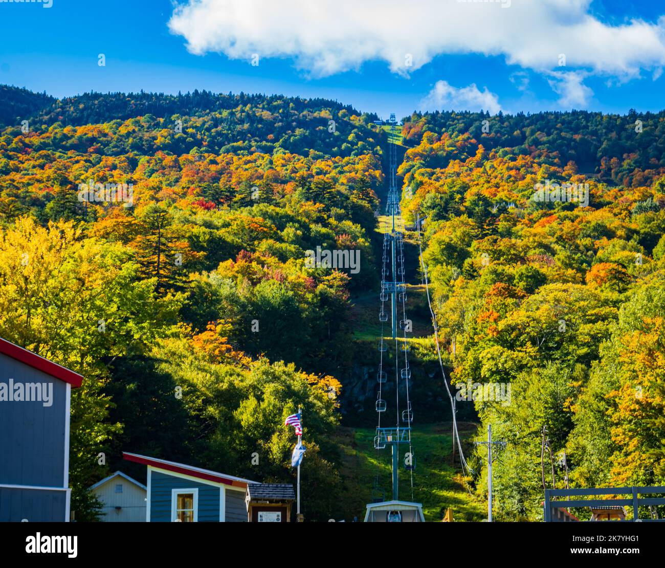 Herbstansicht des Sessellifts im Mad River Glen Ski Resort in Warren, Vermont Stockfoto