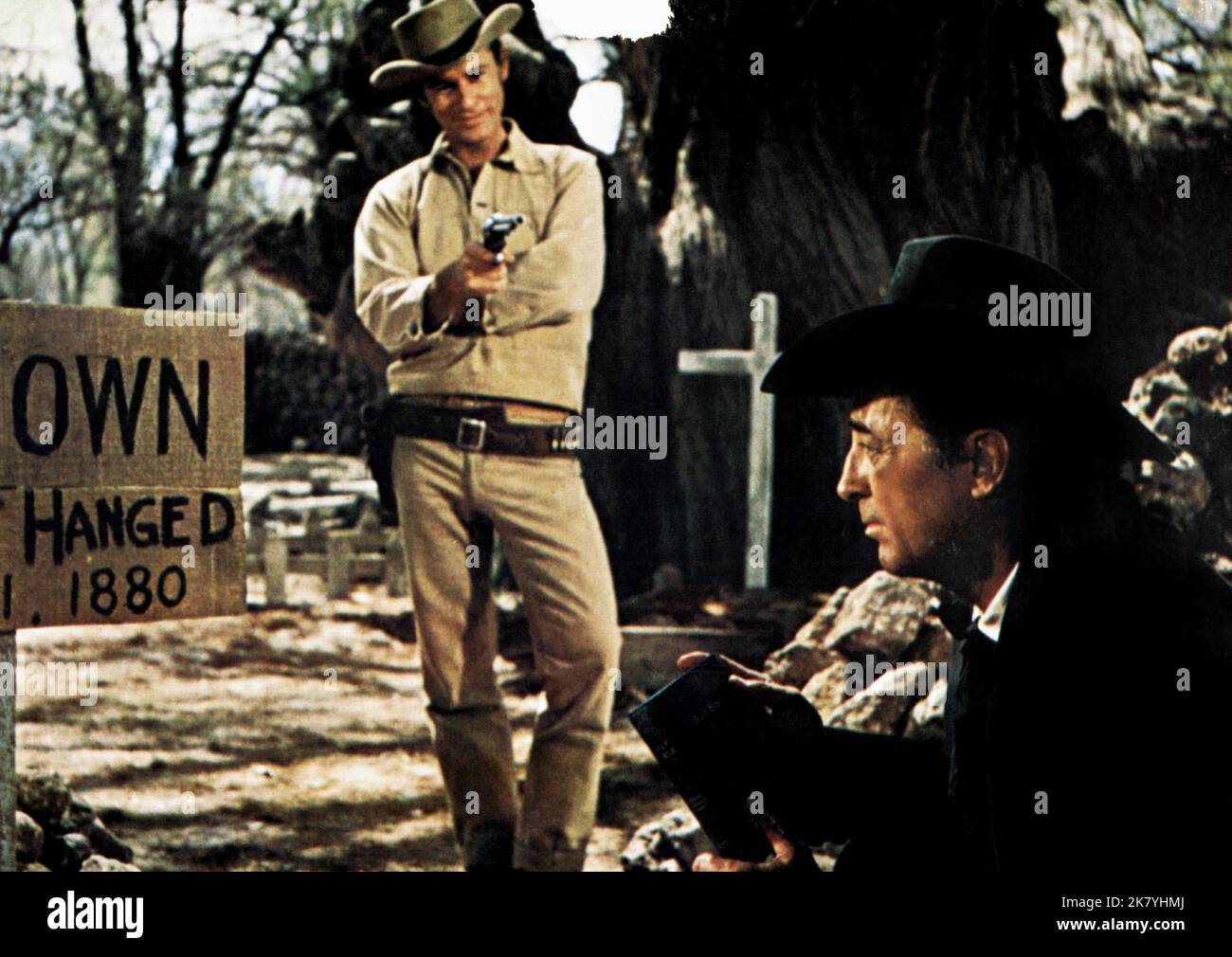 Roddy Mcdowall & Robert Mitchum Film: 5 Card Stud (1968) Regie: Henry Hathaway 31 July 1968 **WARNUNG** Dieses Foto ist nur für redaktionelle Zwecke bestimmt und unterliegt dem Copyright von PARAMOUNT und/oder des Fotografen, der von der Film- oder Produktionsfirma beauftragt wurde und darf nur von Publikationen im Zusammenhang mit der Bewerbung des oben genannten Films reproduziert werden. Eine obligatorische Gutschrift an PARAMOUNT ist erforderlich. Der Fotograf sollte auch bei Bekanntwerden des Fotos gutgeschrieben werden. Ohne schriftliche Genehmigung der Film Company kann keine kommerzielle Nutzung gewährt werden. Stockfoto