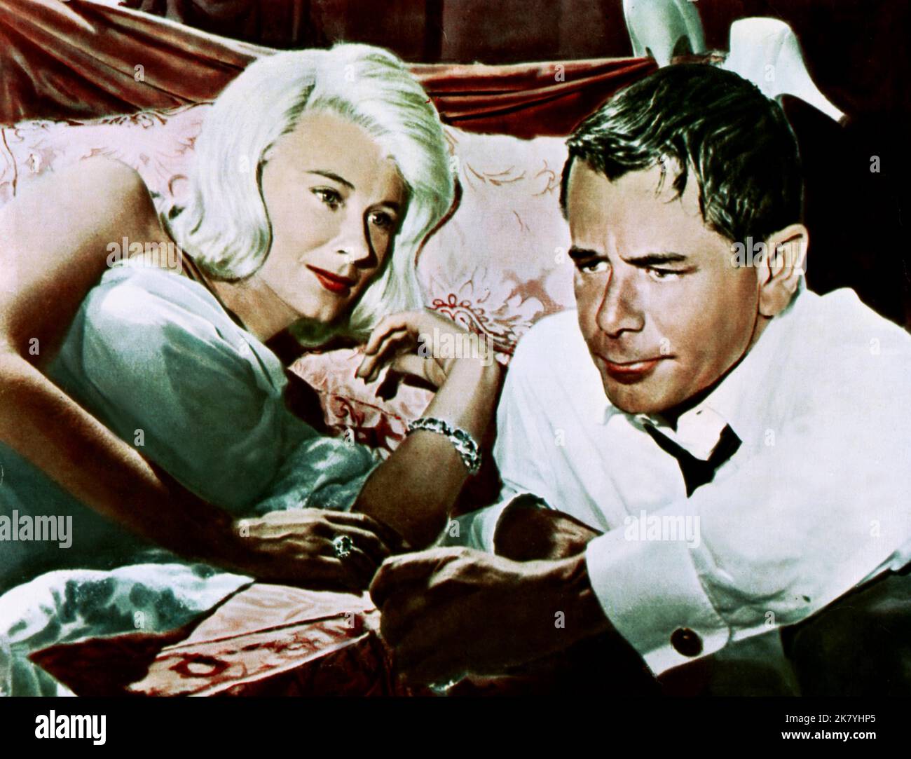Hope lange & Glenn Ford Film: Love is A Ball; All This and Money Too (1964) Charaktere: Millicent 'Millie' Mehaffey & John Lathrop Davis Regie: David Swift 24 April 1963 **WARNUNG** Dieses Foto ist nur für redaktionelle Verwendung bestimmt und unterliegt dem Copyright von UNITED ARTISTS und/oder dem Fotografen, der von der Film- oder Produktionsfirma beauftragt wurde und darf nur durch Publikationen im Zusammenhang mit der Bewerbung des oben genannten Films reproduziert werden. Eine obligatorische Gutschrift für UNITED ARTISTS ist erforderlich. Der Fotograf sollte auch bei Bekanntwerden des Fotos gutgeschrieben werden. Ohne schriftliche Genehmigung von t kann keine kommerzielle Nutzung gewährt werden Stockfoto
