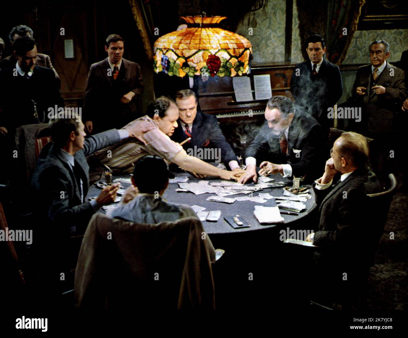 Steve McQueen, Jack Weston, Karl Malden & Edward G. Robinson Film: The Cincinnati Kid (USA 1965) Charaktere: The Cincinnati Kid,Pig,Shooter & Lancey Howard Regie: Norman Jewison 15 October 1965 **WARNUNG** Dieses Foto ist nur für redaktionelle Zwecke bestimmt und unterliegt dem Copyright von MGM und/oder dem von der Film- oder Produktionsfirma beauftragten Fotografen und kann nur von Publikationen im Zusammenhang mit der Bewerbung des oben genannten Films reproduziert werden. Eine obligatorische Gutschrift an MGM ist erforderlich. Der Fotograf sollte auch bei Bekanntwerden des Fotos gutgeschrieben werden. Eine kommerzielle Nutzung kann ohne schriftliche Genehmigung von nicht gewährt werden Stockfoto