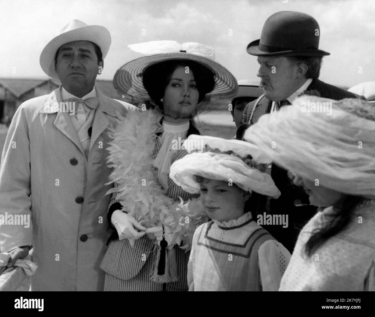 Tony Hancock & Irina Demick Film: Diese großartigen Männer in ihren Flugmaschinen oder wie ich in 25 Stunden von London nach Paris flog 11 Mi (UK 1965) Charaktere: Harry Popperwell & Brigitte / Ingrid / Marlene / Francoise / Yvette / Betty Regie: Ken Annakin 03 June 1965 **WARNUNG** Dieses Foto ist nur für den redaktionellen Gebrauch bestimmt und unterliegt dem Copyright von 20. CENTURY FOX und/oder des Fotografen, der von der Film- oder Produktionsfirma beauftragt wurde und darf nur von Publikationen im Zusammenhang mit der Bewerbung des oben genannten Films reproduziert werden. Eine obligatorische Gutschrift an 20. CENTURY FOX ist erforderlich. Der Fotograf sh Stockfoto