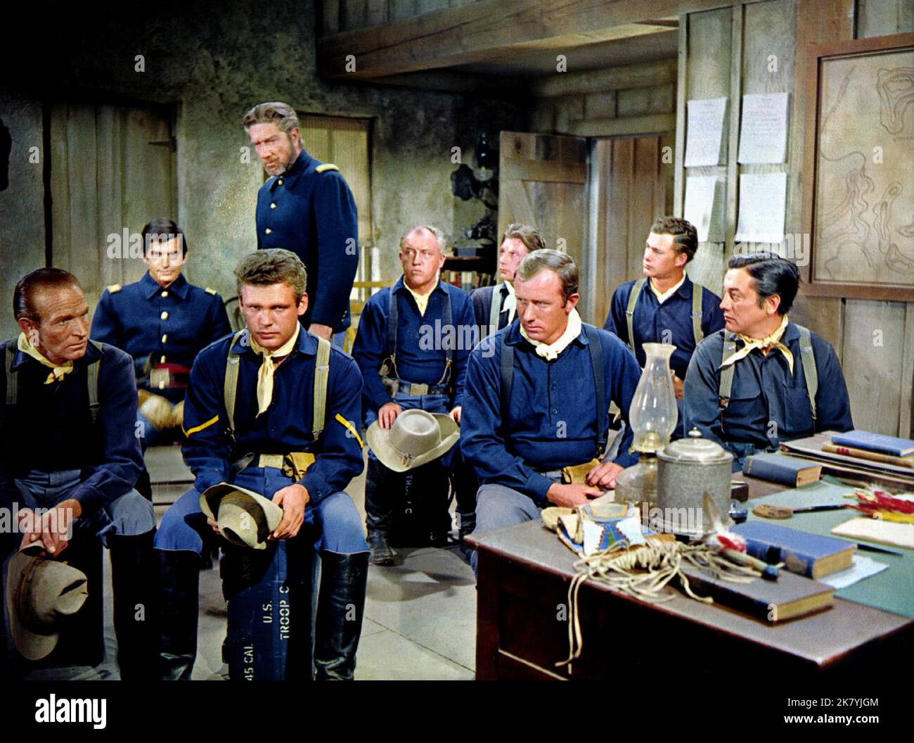 George Hamilton, Duane Eddy, Richard Boone & Slim Pickens Film: A Thunder of Drums (USA 1961) Charaktere: LT. Curtis McQuade,Trooper Eddy,Capt. Stephen Maddocks & Trooper Erschick Direktor: Joseph M. Newman 26. September 1961 **WARNUNG** Dieses Foto ist nur für redaktionelle Verwendung bestimmt und unterliegt dem Copyright von MGM und/oder dem von der Film- oder Produktionsgesellschaft beauftragten Fotografen.Es kann nur durch Publikationen im Zusammenhang mit der Bewerbung des oben genannten Films reproduziert werden. Eine obligatorische Gutschrift an MGM ist erforderlich. Der Fotograf sollte auch bei Bekanntwerden des Fotos gutgeschrieben werden. Es kann keine kommerzielle Nutzung von wi gewährt werden Stockfoto