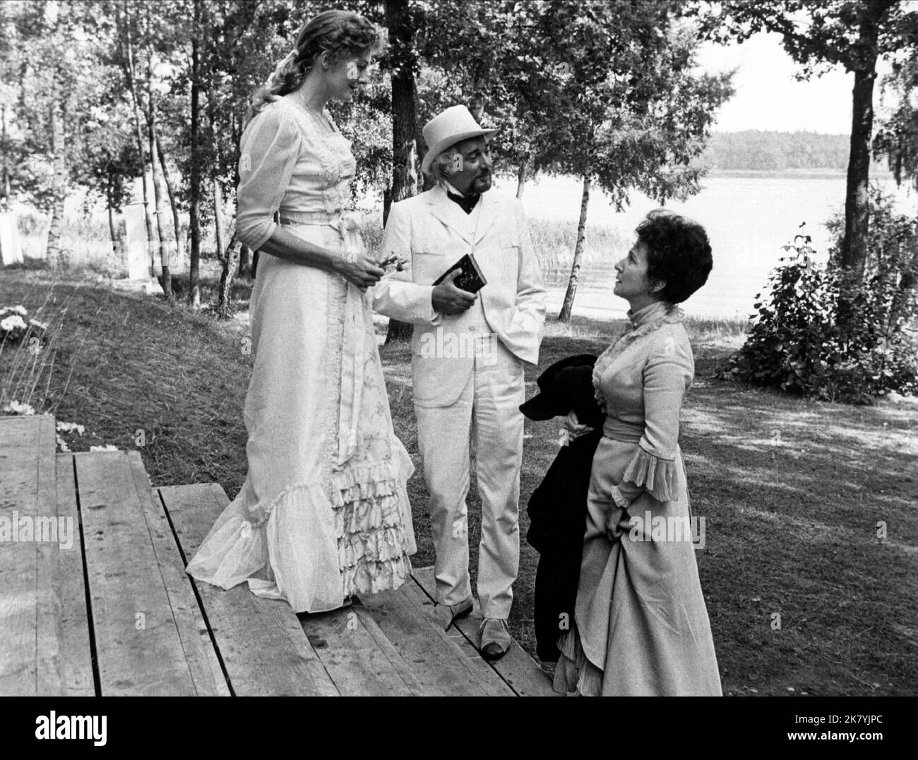Vanessa Redgrave, Denholm Elliott & Eileen Herlie Film: The Sea Gull (1968) Charaktere: Nina, Tochter eines Grundbesitzers,Dorn, Ärztin & Polina, Ehefrau des Gerichtsvollziehers Regie: Sidney Lumet 23. Dezember 1968 **WARNUNG** Dieses Foto ist nur für redaktionelle Zwecke bestimmt und unterliegt dem Copyright von WARNER BROS und/oder des Fotografen, der von der Film- oder Produktionsfirma beauftragt wurde, und kann nur von Publikationen im Zusammenhang mit der Bewerbung des oben genannten Films reproduziert werden. Eine obligatorische Gutschrift an WARNER BROS ist erforderlich. Der Fotograf sollte auch bei Bekanntwerden des Fotos gutgeschrieben werden. Ohne wr kann keine kommerzielle Nutzung gewährt werden Stockfoto