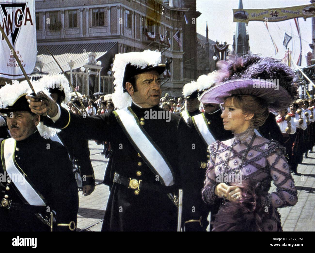 Walter Matthau & Barbra Streisand Film: Hallo Dolly! (USA 1969) Charaktere: Horace Vandergelder & Dolly Levi Regie: Gene Kelly 16 December 1969 **WARNUNG** Dieses Foto ist nur für redaktionelle Verwendung bestimmt und unterliegt dem Copyright von 20. CENTURY FOX und/oder des Fotografen, der von der Film- oder Produktionsfirma beauftragt wurde und kann nur durch Publikationen im Zusammenhang mit der Bewerbung des oben genannten Films reproduziert werden. Eine obligatorische Gutschrift an 20. CENTURY FOX ist erforderlich. Der Fotograf sollte auch bei Bekanntwerden des Fotos gutgeschrieben werden. Ohne schriftliche Genehmigung der Film Company kann keine kommerzielle Nutzung gewährt werden. Stockfoto