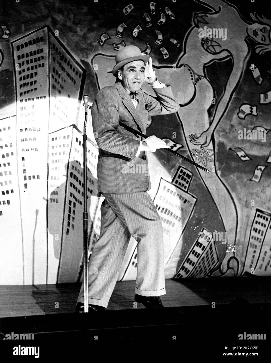 Laurence Olivier Film The Entertainer (1969) Charaktere: Archie Rice Regisseur: Tony Richardson 25. Juli 1960 **WARNUNG** dieses Foto ist nur für redaktionelle Zwecke bestimmt und unterliegt dem Copyright des BRITISCHEN LÖWEN und/oder des Fotografen, der von der Film or Production Company beauftragt wurde. Eine obligatorische Gutschrift für den BRITISCHEN LÖWEN ist erforderlich. Der Fotograf sollte ebenfalls angerechnet werden, wenn er bekannt ist. Ohne schriftliche Genehmigung der Film Company kann keine kommerzielle Nutzung gewährt werden. Stockfoto