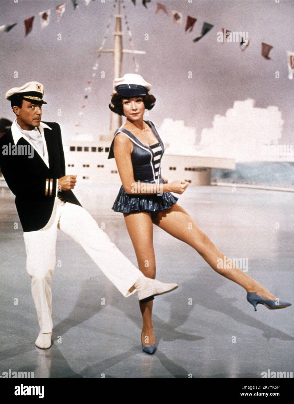 Gene Kelly & Shirley Maclaine Film: What A Way To Go (1961) Charaktere: Pinky Benson & Louisa May Foster Regie: J. Lee Thompson 12 May 1964 **WARNUNG** Dieses Foto ist nur für den redaktionellen Gebrauch bestimmt und unterliegt dem Copyright von 20. CENTURY FOX und/oder des Fotografen, der von der Film- oder Produktionsfirma beauftragt wurde, und kann nur durch Publikationen im Zusammenhang mit der Bewerbung des oben genannten Films reproduziert werden. Eine obligatorische Gutschrift an 20. CENTURY FOX ist erforderlich. Der Fotograf sollte auch bei Bekanntwerden des Fotos gutgeschrieben werden. Ohne schriftliche Genehmigung der Film Company kann keine kommerzielle Nutzung gewährt werden. Stockfoto