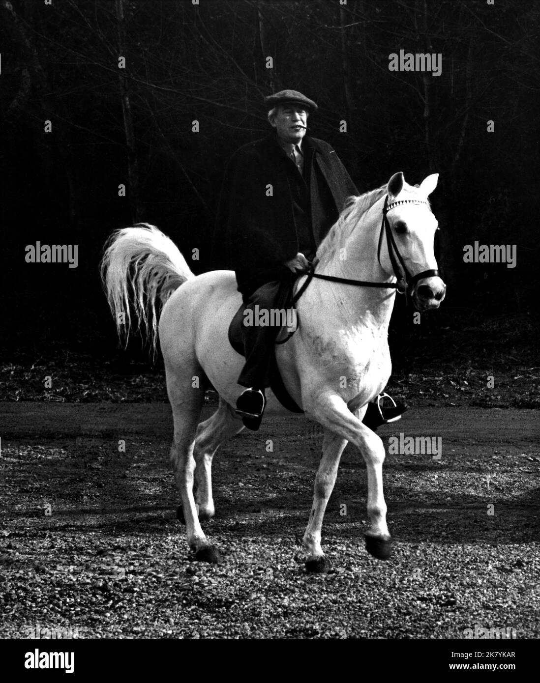 John Huston Film Reflections in A Golden Eye (1968) Regie: John Huston 11. Oktober 1967 **WARNUNG** dieses Foto ist nur für redaktionelle Zwecke bestimmt und unterliegt dem Urheberrecht von WARNER BROS und/oder dem Fotografen, der von der Film or Production Company beauftragt wurde. Eine obligatorische Gutschrift für WARNER BROS ist erforderlich. Der Fotograf sollte ebenfalls angerechnet werden, wenn er bekannt ist. Ohne schriftliche Genehmigung der Film Company kann keine kommerzielle Nutzung gewährt werden. Stockfoto