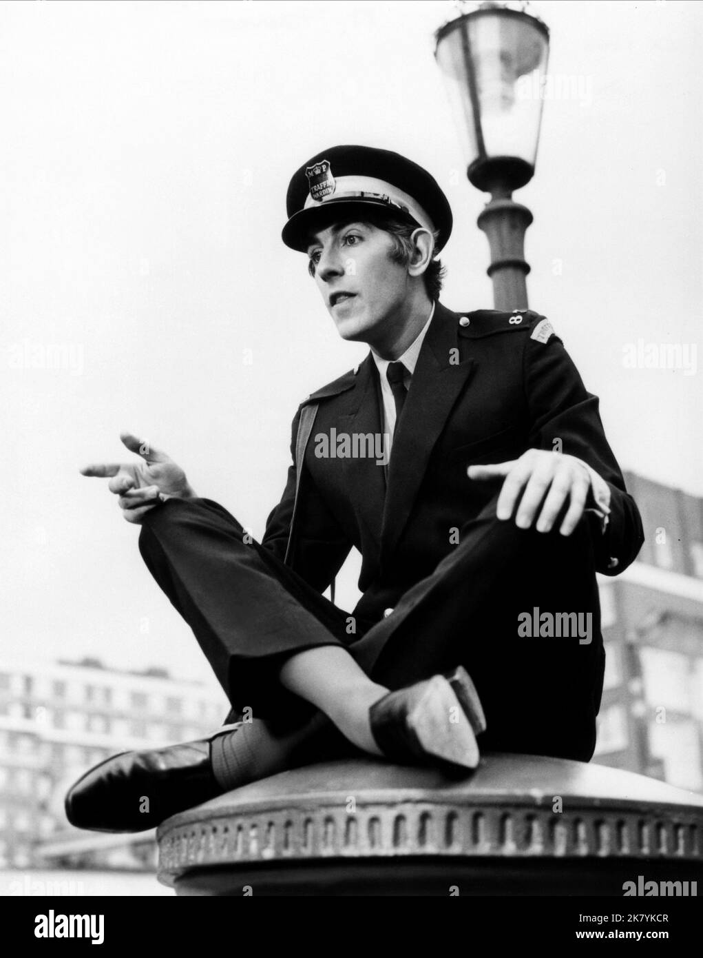 Peter Cook Film: Bedazzled (1964) Charaktere: George Spiggott Regie: Stanley Donen 10. Dezember 1967 **WARNUNG** Dieses Foto ist nur für redaktionelle Verwendung bestimmt und unterliegt dem Copyright von 20. CENTURY FOX und/oder des Fotografen, die von der Film- oder Produktionsfirma beauftragt wurden.Es kann nur von Publikationen im Zusammenhang mit der Bewerbung des oben genannten Films reproduziert werden. Eine obligatorische Gutschrift an 20. CENTURY FOX ist erforderlich. Der Fotograf sollte auch bei Bekanntwerden des Fotos gutgeschrieben werden. Ohne schriftliche Genehmigung der Film Company kann keine kommerzielle Nutzung gewährt werden. Stockfoto