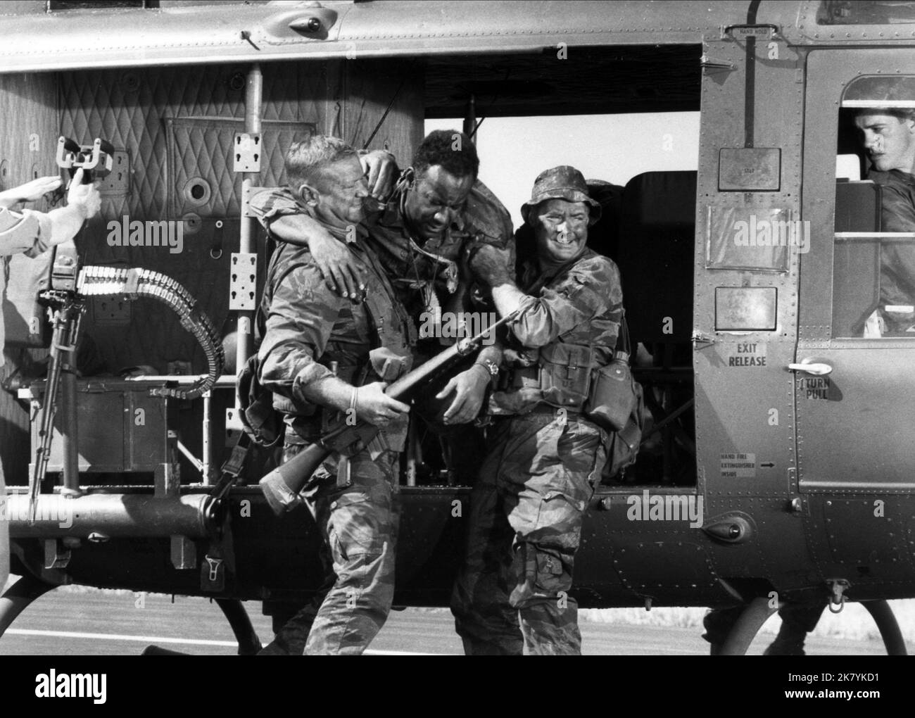 Aldo Ray, Raymond St. Jacques & Robin Moore Film The Green Berets (1962) Charaktere: SGT. MULDOON, DOC MCGEE, Regie: Ray Kellogg 04. Juli 1968 **WARNUNG** dieses Foto ist nur für redaktionelle Zwecke bestimmt und ist urheberrechtlich geschützt von WARNER SEVEN ARTS und/oder dem von der Film- oder Produktionsgesellschaft beauftragten Fotografen und kann nur durch Veröffentlichungen in Verbindung mit der Werbung für den obigen Film reproduziert werden. Eine obligatorische Gutschrift für WARNER SEVEN ARTS ist erforderlich. Der Fotograf sollte ebenfalls angerechnet werden, wenn er bekannt ist. Ohne schriftliche Genehmigung der Film Company kann keine kommerzielle Nutzung gewährt werden. Stockfoto