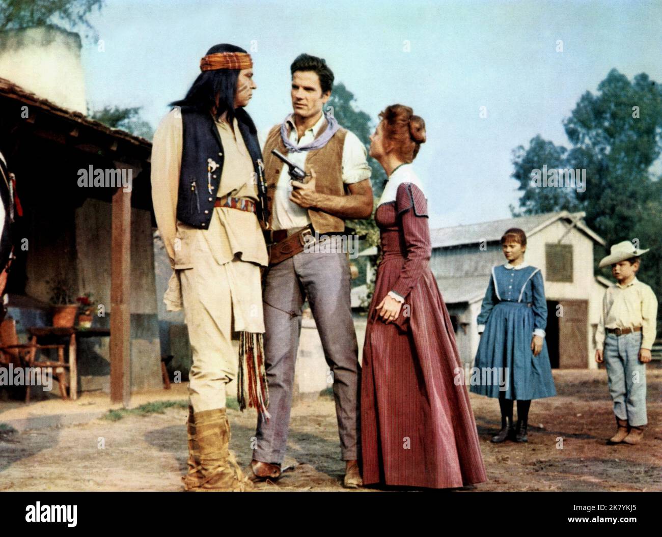 Jay Selverheels, Tom Tryon & Betty Lynn Television: Texas John Slaughter (TV-Serie) USA 1958-1961, / Folge 6,22: 'Geronimo'S Revenge' (Dir. Harry Keller) 04 March 1960 **WARNUNG** Dieses Foto ist nur für redaktionelle Verwendung bestimmt und unterliegt dem Copyright von WALT DISNEY PRODUCTIONS und/oder dem von der Film- oder Produktionsfirma beauftragten Fotografen und kann nur durch Publikationen im Zusammenhang mit der Bewerbung des oben genannten Films reproduziert werden. Eine obligatorische Gutschrift für WALT DISNEY PRODUKTIONEN ist erforderlich. Der Fotograf sollte auch bei Bekanntwerden des Fotos gutgeschrieben werden. Ohne schriftliche Genehmigung kann keine kommerzielle Nutzung gewährt werden Stockfoto