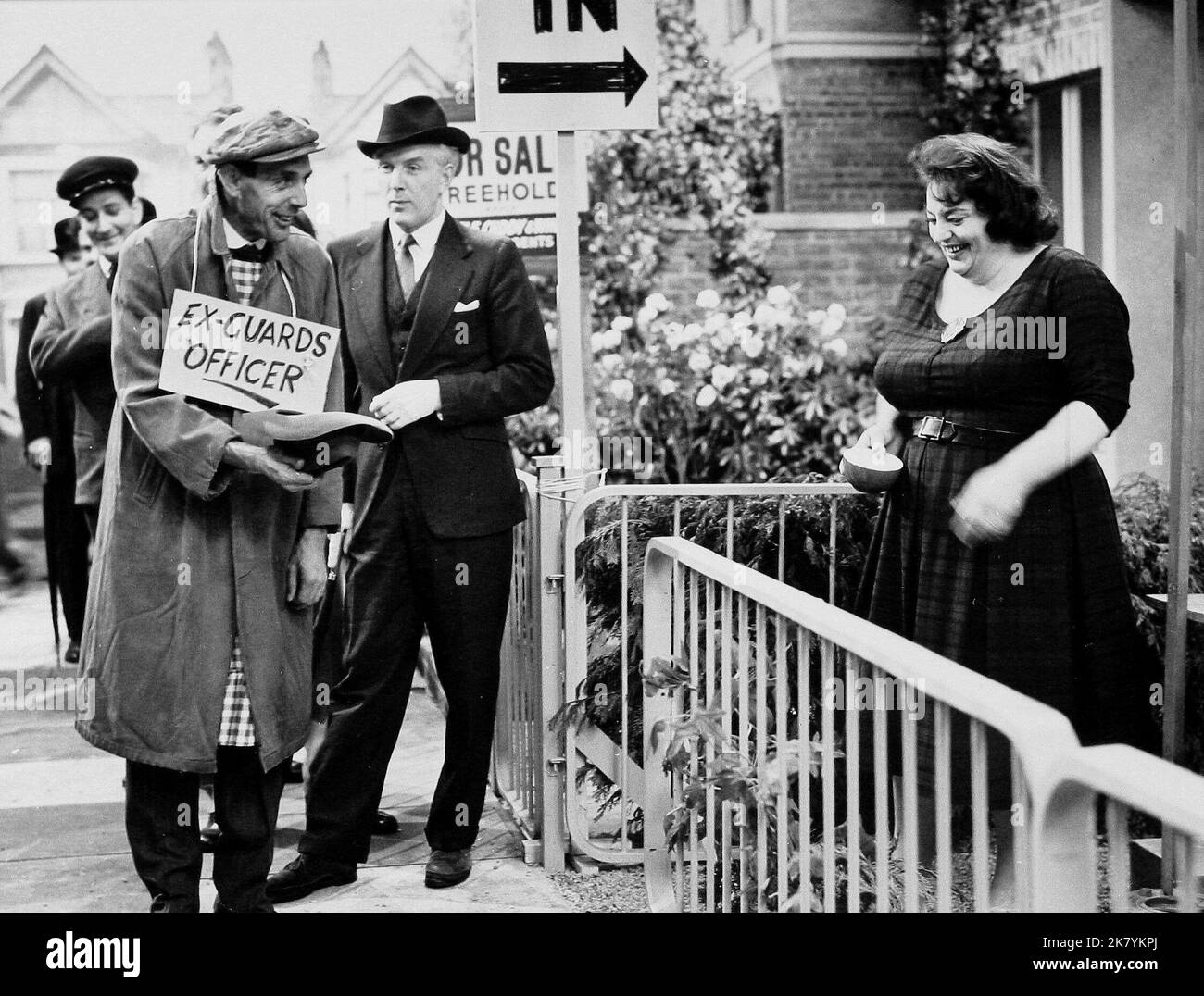 Eric Sykes, Hattie Jacques Television: Sykes und A... Mission (1960) 14. April 1961 **WARNUNG** dieses Foto ist nur für redaktionelle Zwecke bestimmt und unterliegt dem Urheberrecht von BBC und/oder dem von der Film oder Production Company beauftragten Fotografen und kann nur durch Veröffentlichungen in Verbindung mit der Werbung für den oben genannten Film reproduziert werden. Eine obligatorische Gutschrift an die BBC ist erforderlich. Der Fotograf sollte ebenfalls angerechnet werden, wenn er bekannt ist. Ohne schriftliche Genehmigung der Film Company kann keine kommerzielle Nutzung gewährt werden. Stockfoto