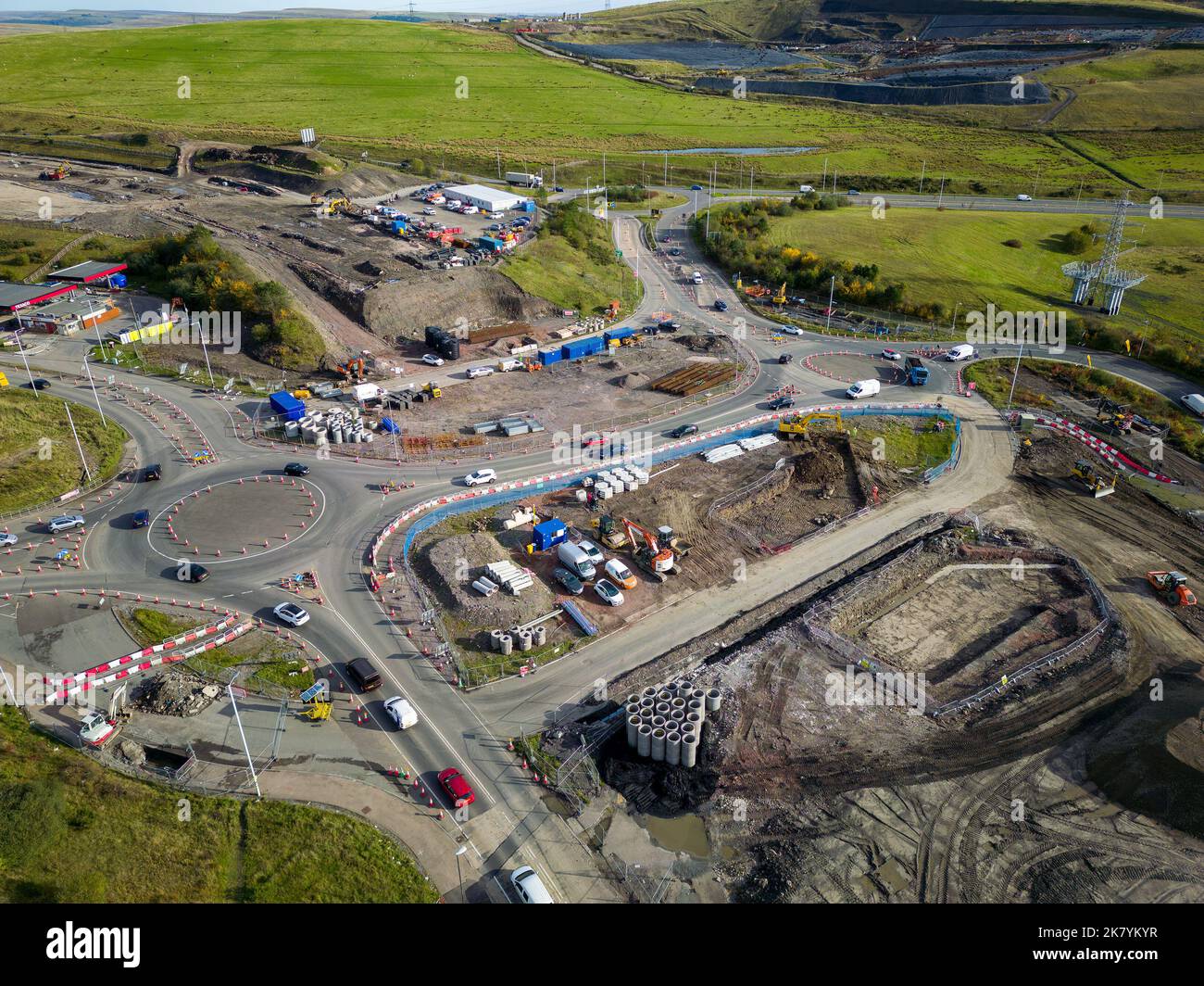 Luftaufnahme von Straßenarbeiten und Verkehrskegeln während der Dualling der Straße A465 in South Wales. Stockfoto