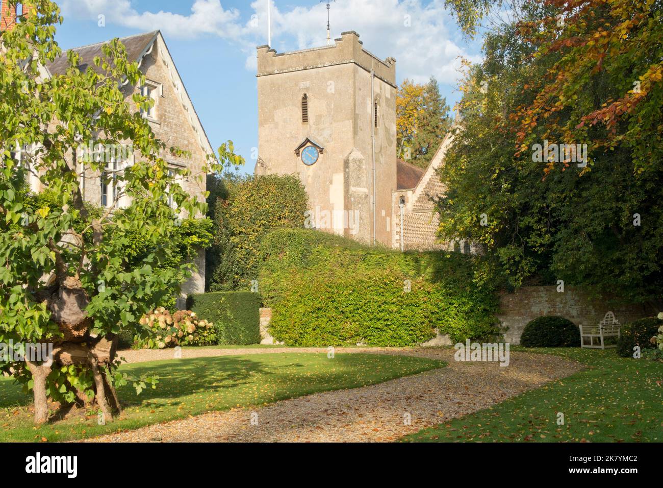 St. Mary's Kirche im Herbst, Selborne, Hampshire, England Stockfoto