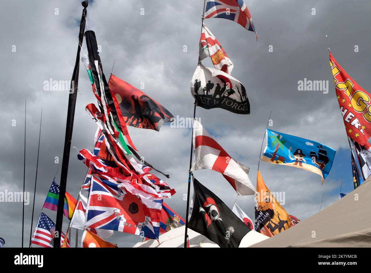 Verschiedene Flaggen fliegen gegen den blauen Himmel auf der jährlichen Reisemobilschau Great Malvern, Worcestershire, 2022, England Stockfoto