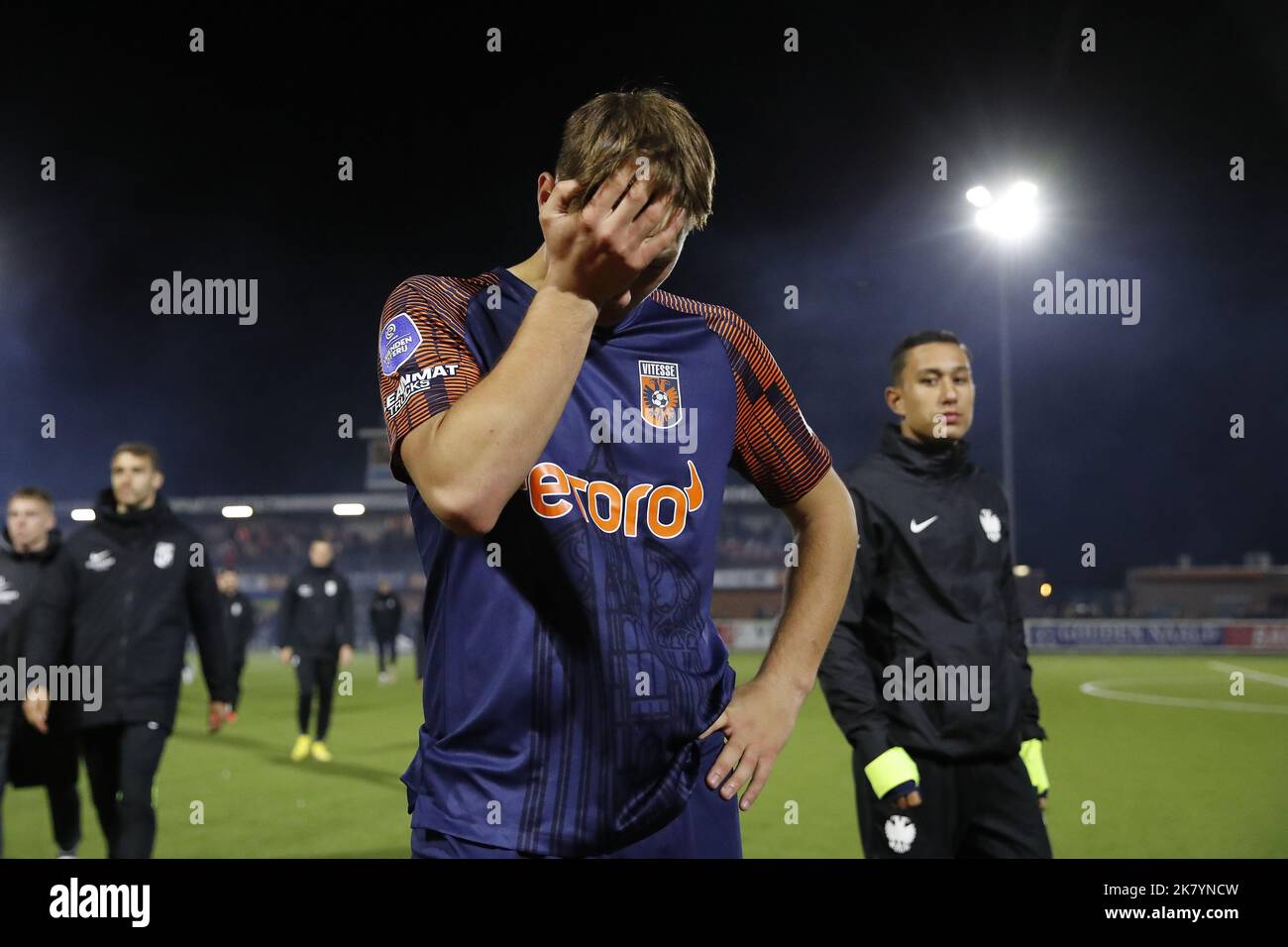 Werkendam - Bartosz Bialek von Vitesse während des Toto KNVB Cup Spiels zwischen Kozak Boys und Vitesse im Sportpark de Zwaaier am 19. Oktober 2022 in Werkendam, Niederlande. ANP | Niederländische Höhe | BART STOUTJEDIJK Stockfoto