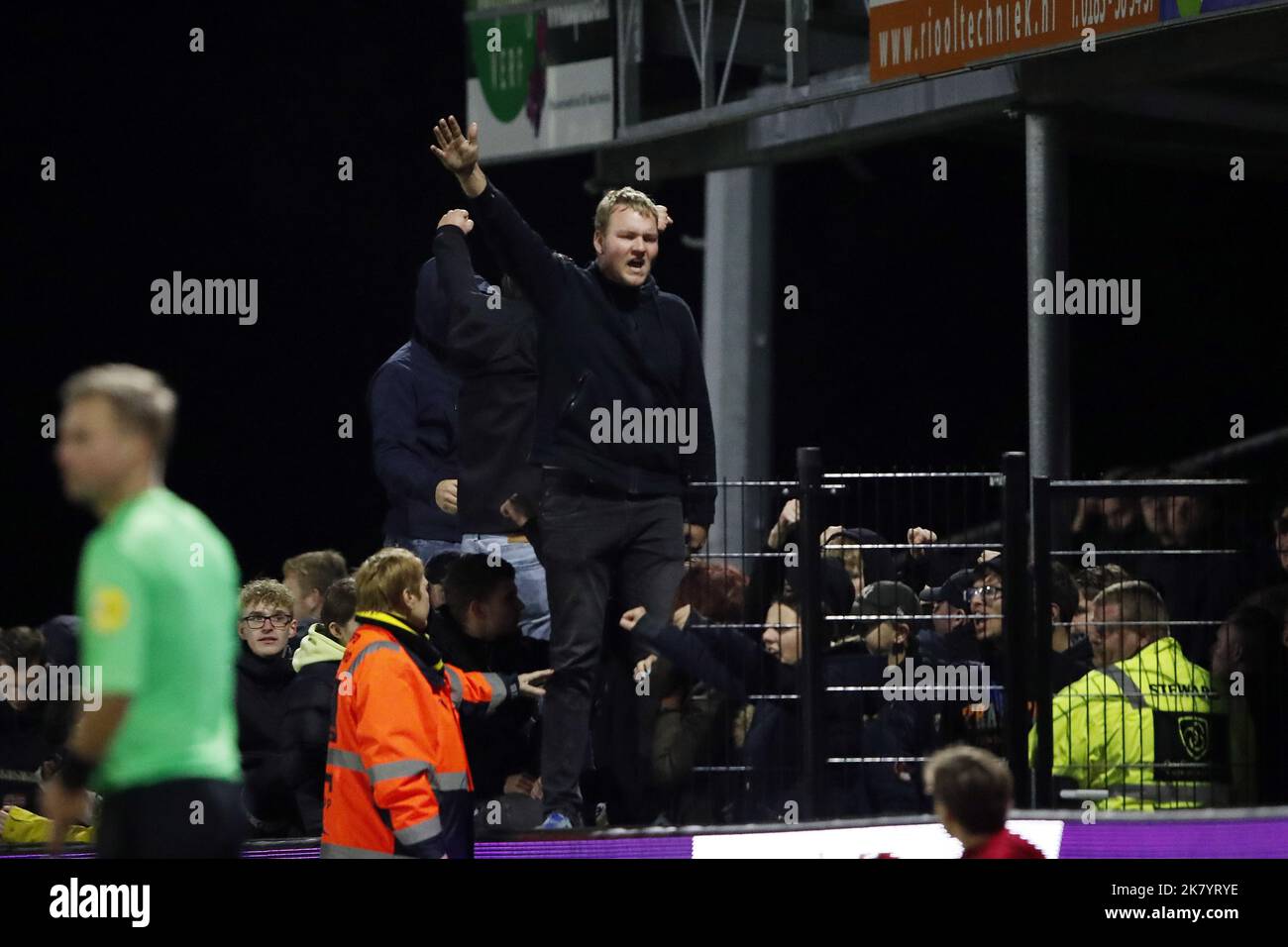 Werkendam - Vitesse-Fans beim Toto KNVB Cup-Spiel zwischen Kozak Boys und Vitesse im Sportpark de Zwaaier am 19. Oktober 2022 in Werkendam, Niederlande. ANP | Niederländische Höhe Stockfoto