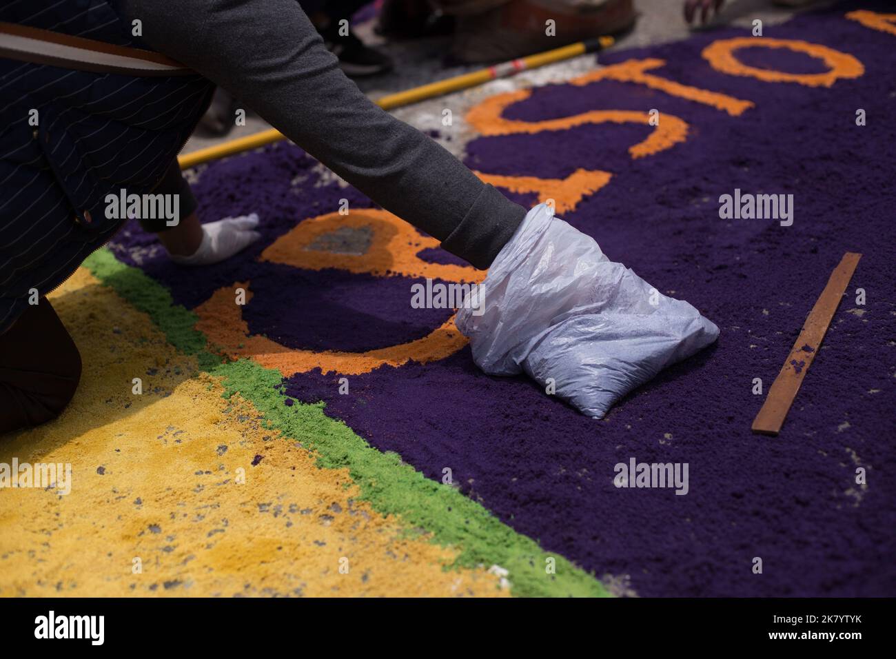 Leute, die Teppiche für die Prozession der 'Señor de los Milagros' zusammenbauen. Konzept der religiösen Traditionen in Peru. Stockfoto