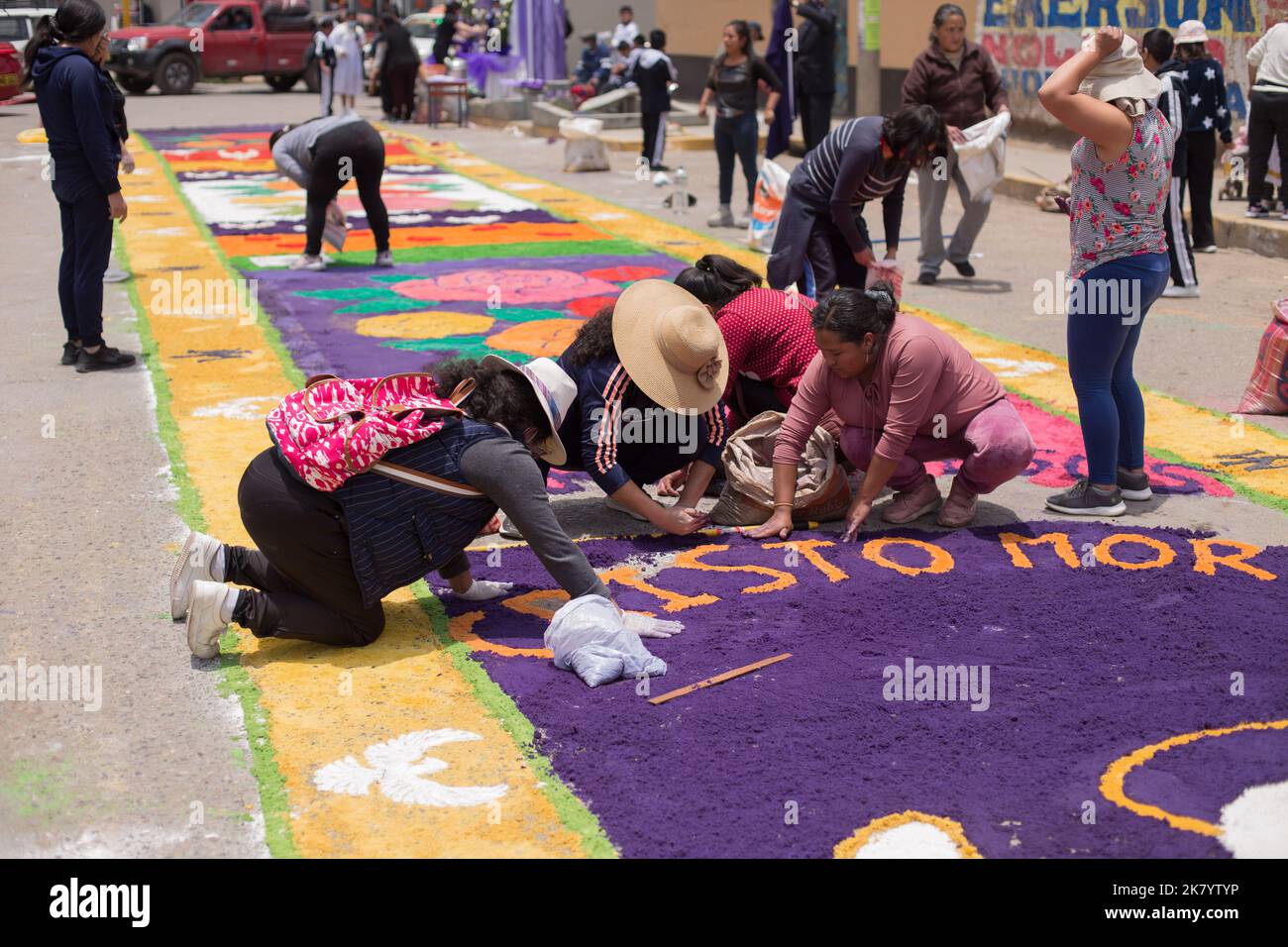 Leute, die Teppiche für die Prozession der 'Señor de los Milagros' zusammenbauen. Konzept der religiösen Traditionen in Peru. Stockfoto