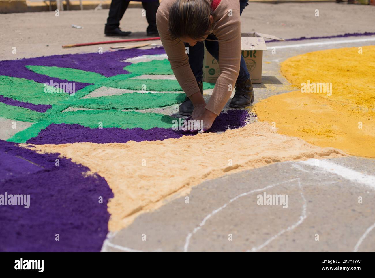 Leute, die Teppiche für die Prozession der 'Señor de los Milagros' zusammenbauen. Konzept der religiösen Traditionen in Peru. Stockfoto
