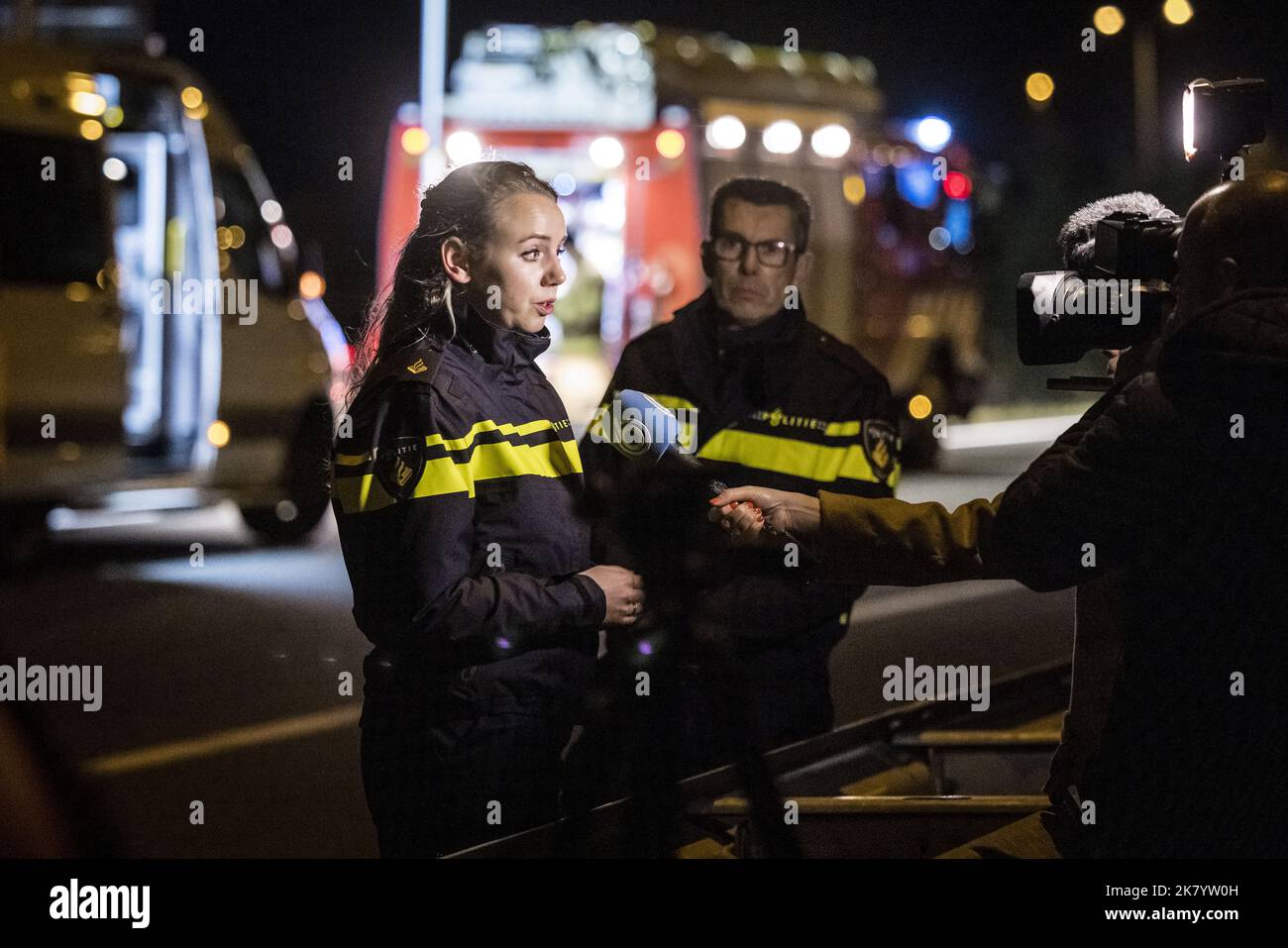 Den Bosch, Niederlande. 20. Oktober 2022. 2022-10-19 23:30:49 DEN B.Sc. - Die Polizei spricht mit der Presse an der Empel-Kreuzung (A59/A2), wo ein dunkler Kia Picanto mit zwei Körpern im Wasser gefunden wurde. Die Polizei hat keinen Zweifel daran, dass es sich bei den beiden Toten um die vermissten Hebe (10) und Sanne (26) handelt. ANP ROB ENGELAAR netherlands Out - belgium Out Credit: ANP/Alamy Live News Stockfoto