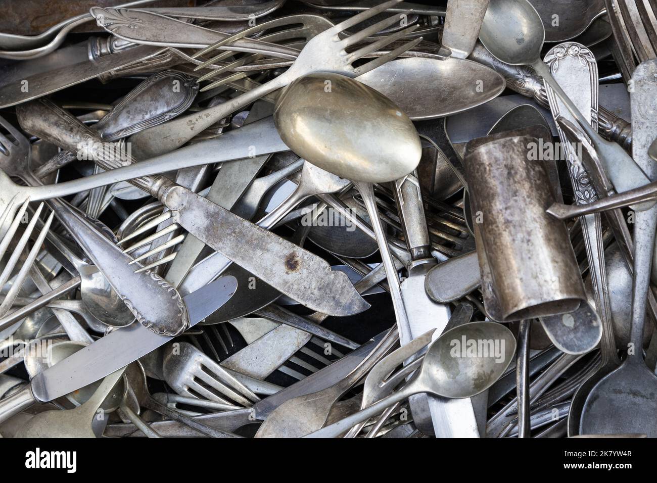 Nahaufnahme von mehreren alten Silberbesteck aufgefüllt. Antiquitäten und Second Hand Markt Stockfoto